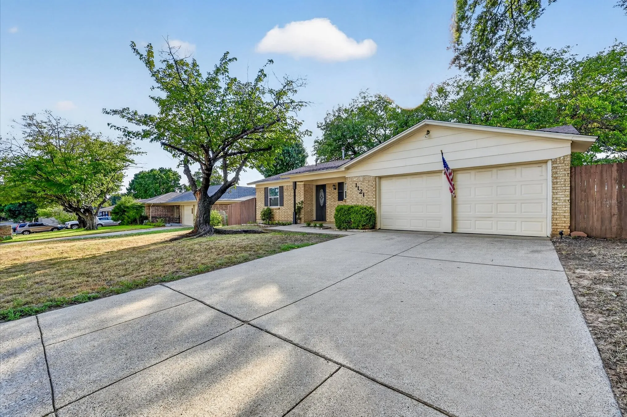 Single Family Residence For Sale in Tarrant County , 1121 Greendale Drive, Bedford, Texas 76022, 3 Bedroom, 2 Bathroom, 2 Garage spaces, 1,209 Sqft, built in 1970, mls#21392877, Real Estate Agent in Bedford, Homes For Sale in Tarrant county, Homes For Sale in Bedford, Realtor in Bedford Texas, Real Estate Brokerage Independent Realty Texas, Luminita Cordes Realtor