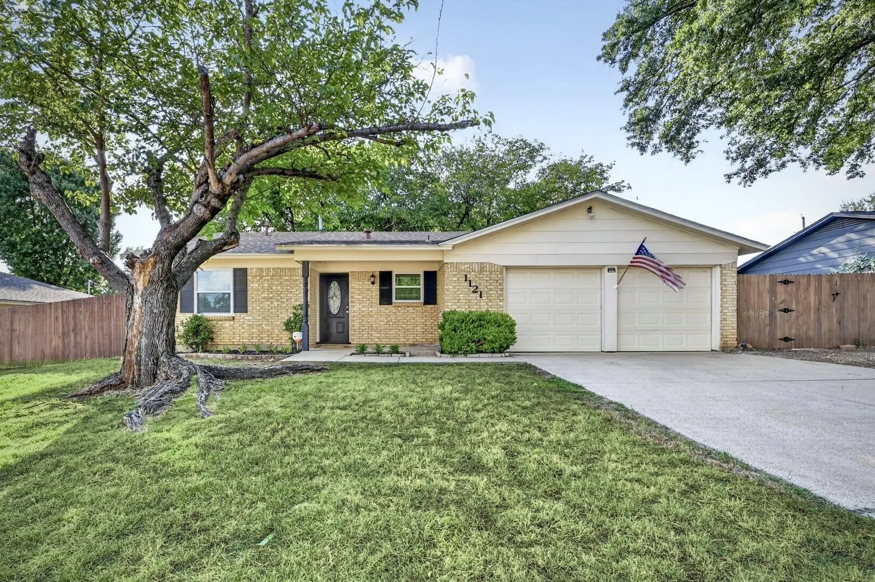 Single Family Residence For Sale in Tarrant County , 1121 Greendale Drive, Bedford, Texas 76022, 3 Bedroom, 2 Bathroom, 2 Garage spaces, 1,209 Sqft, built in 1970, mls#21392877, Real Estate Agent in Bedford, Homes For Sale in Tarrant county, Homes For Sale in Bedford, Realtor in Bedford Texas, Real Estate Brokerage Independent Realty Texas, Luminita Cordes Realtor