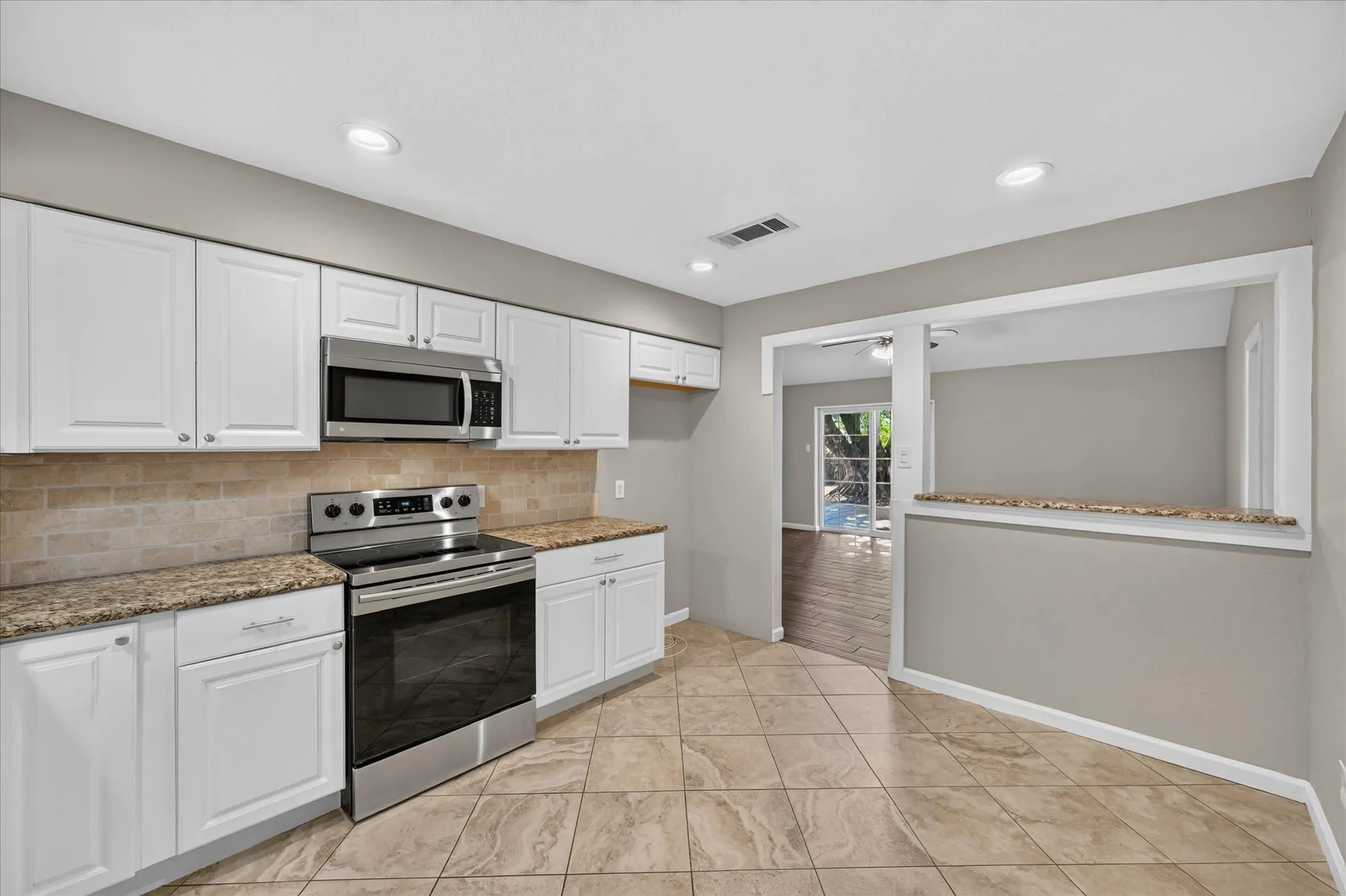 Single Family Residence For Sale in Tarrant County , 1121 Greendale Drive, Bedford, Texas 76022, 3 Bedroom, 2 Bathroom, 2 Garage spaces, 1,209 Sqft, built in 1970, mls#21392877, Real Estate Agent in Bedford, Homes For Sale in Tarrant county, Homes For Sale in Bedford, Realtor in Bedford Texas, Real Estate Brokerage Independent Realty Texas, Luminita Cordes Realtor