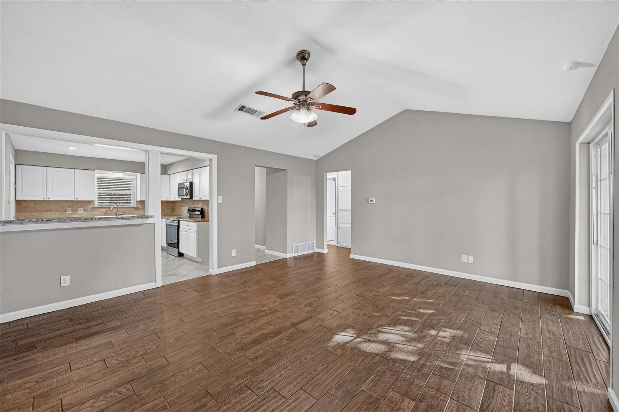 Single Family Residence For Sale in Tarrant County , 1121 Greendale Drive, Bedford, Texas 76022, 3 Bedroom, 2 Bathroom, 2 Garage spaces, 1,209 Sqft, built in 1970, mls#21392877, Real Estate Agent in Bedford, Homes For Sale in Tarrant county, Homes For Sale in Bedford, Realtor in Bedford Texas, Real Estate Brokerage Independent Realty Texas, Luminita Cordes Realtor