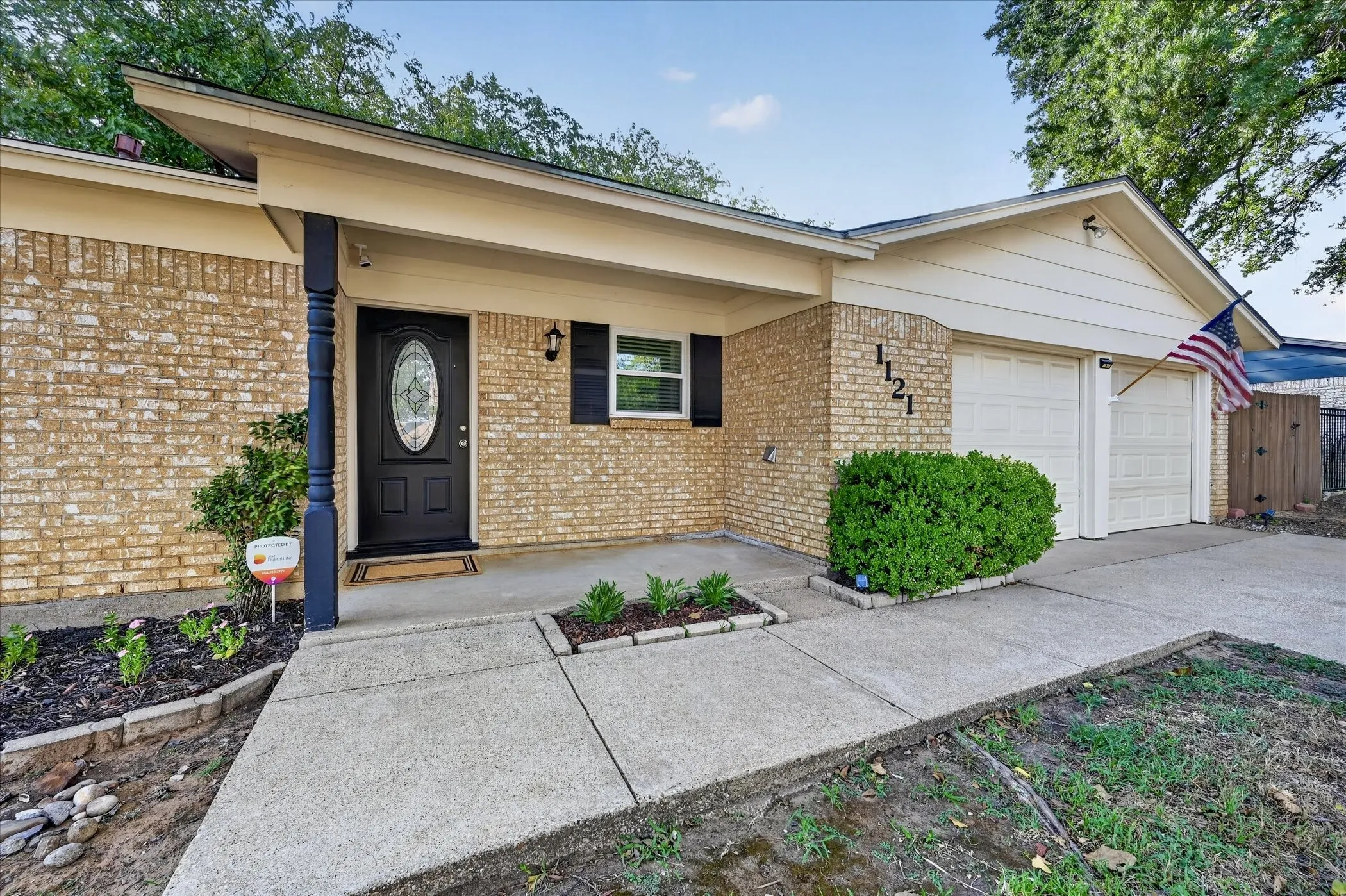 Single Family Residence For Sale in Tarrant County , 1121 Greendale Drive, Bedford, Texas 76022, 3 Bedroom, 2 Bathroom, 2 Garage spaces, 1,209 Sqft, built in 1970, mls#21392877, Real Estate Agent in Bedford, Homes For Sale in Tarrant county, Homes For Sale in Bedford, Realtor in Bedford Texas, Real Estate Brokerage Independent Realty Texas, Luminita Cordes Realtor