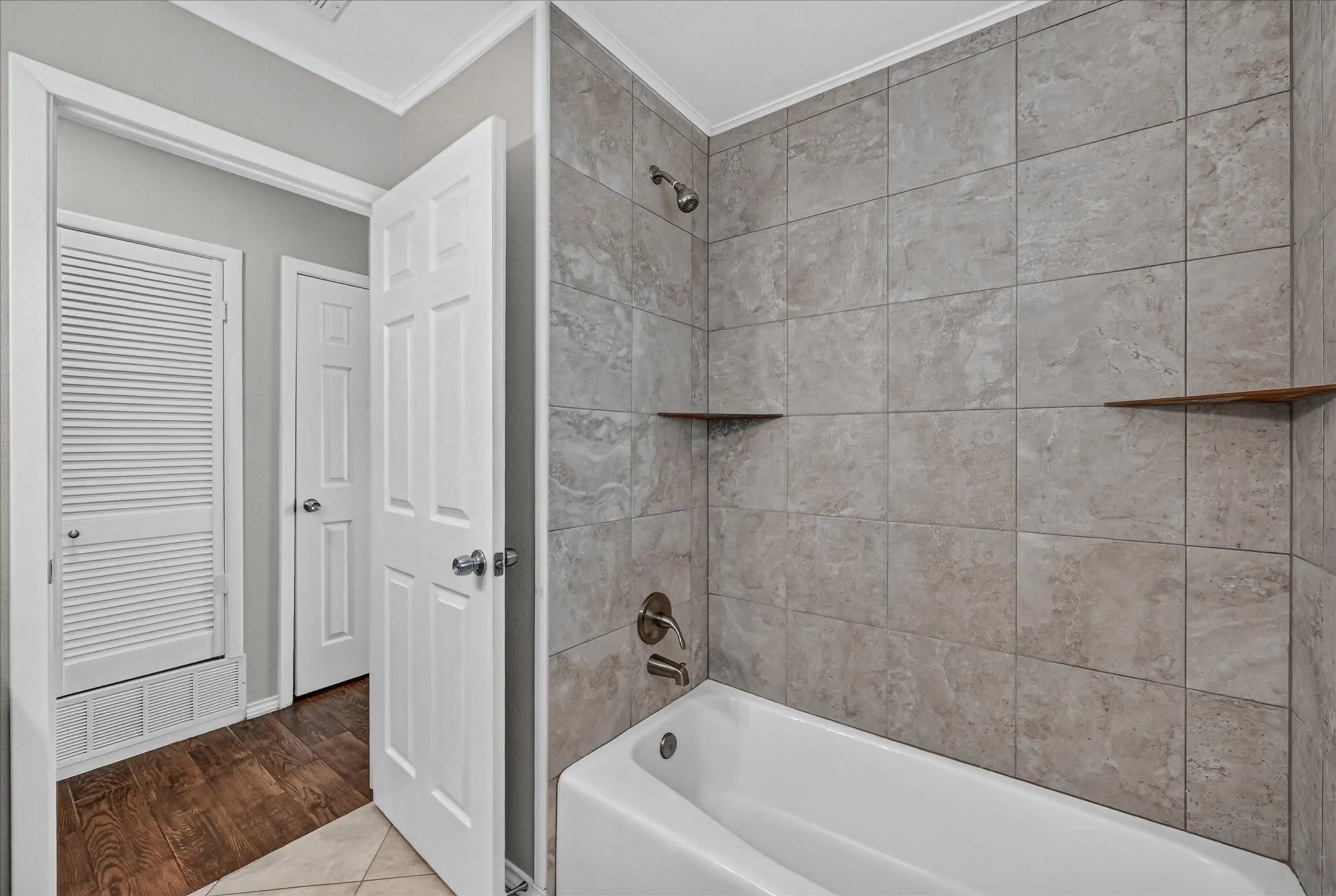Single Family Residence For Sale in Tarrant County , 1121 Greendale Drive, Bedford, Texas 76022, 3 Bedroom, 2 Bathroom, 2 Garage spaces, 1,209 Sqft, built in 1970, mls#21392877, Real Estate Agent in Bedford, Homes For Sale in Tarrant county, Homes For Sale in Bedford, Realtor in Bedford Texas, Real Estate Brokerage Independent Realty Texas, Luminita Cordes Realtor