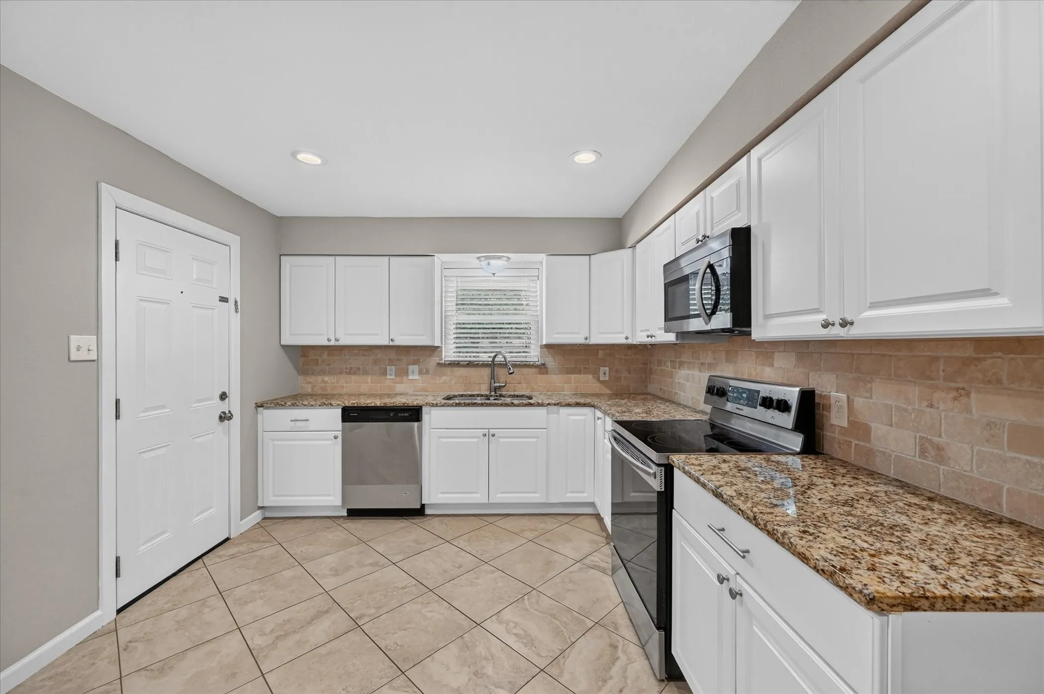 Single Family Residence For Sale in Tarrant County , 1121 Greendale Drive, Bedford, Texas 76022, 3 Bedroom, 2 Bathroom, 2 Garage spaces, 1,209 Sqft, built in 1970, mls#21392877, Real Estate Agent in Bedford, Homes For Sale in Tarrant county, Homes For Sale in Bedford, Realtor in Bedford Texas, Real Estate Brokerage Independent Realty Texas, Luminita Cordes Realtor