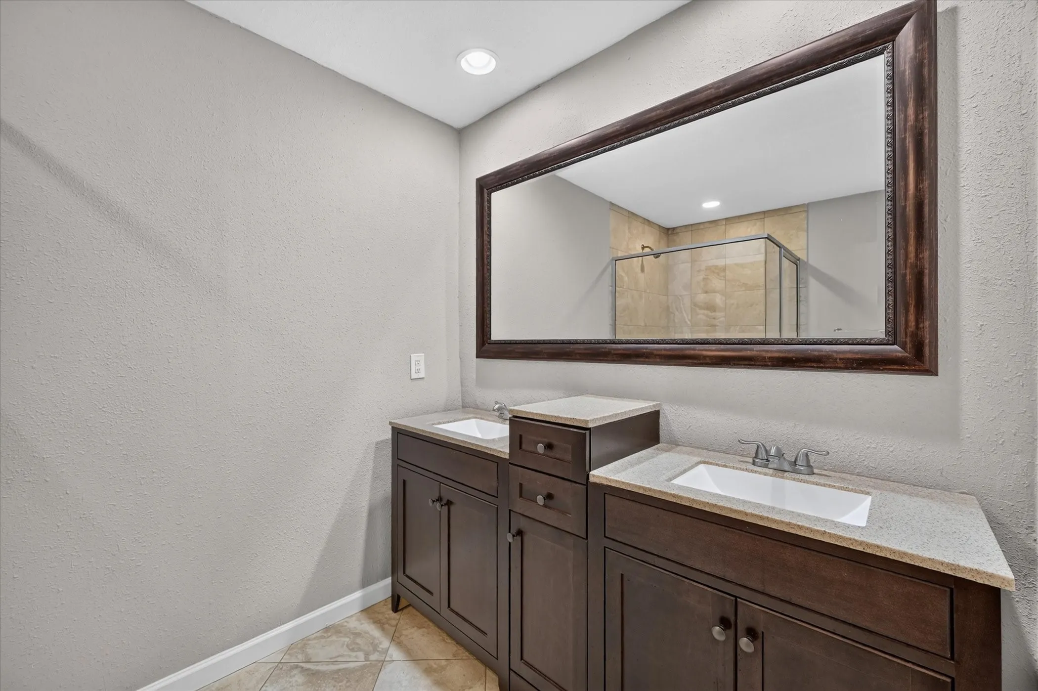 Single Family Residence For Sale in Tarrant County , 1121 Greendale Drive, Bedford, Texas 76022, 3 Bedroom, 2 Bathroom, 2 Garage spaces, 1,209 Sqft, built in 1970, mls#21392877, Real Estate Agent in Bedford, Homes For Sale in Tarrant county, Homes For Sale in Bedford, Realtor in Bedford Texas, Real Estate Brokerage Independent Realty Texas, Luminita Cordes Realtor