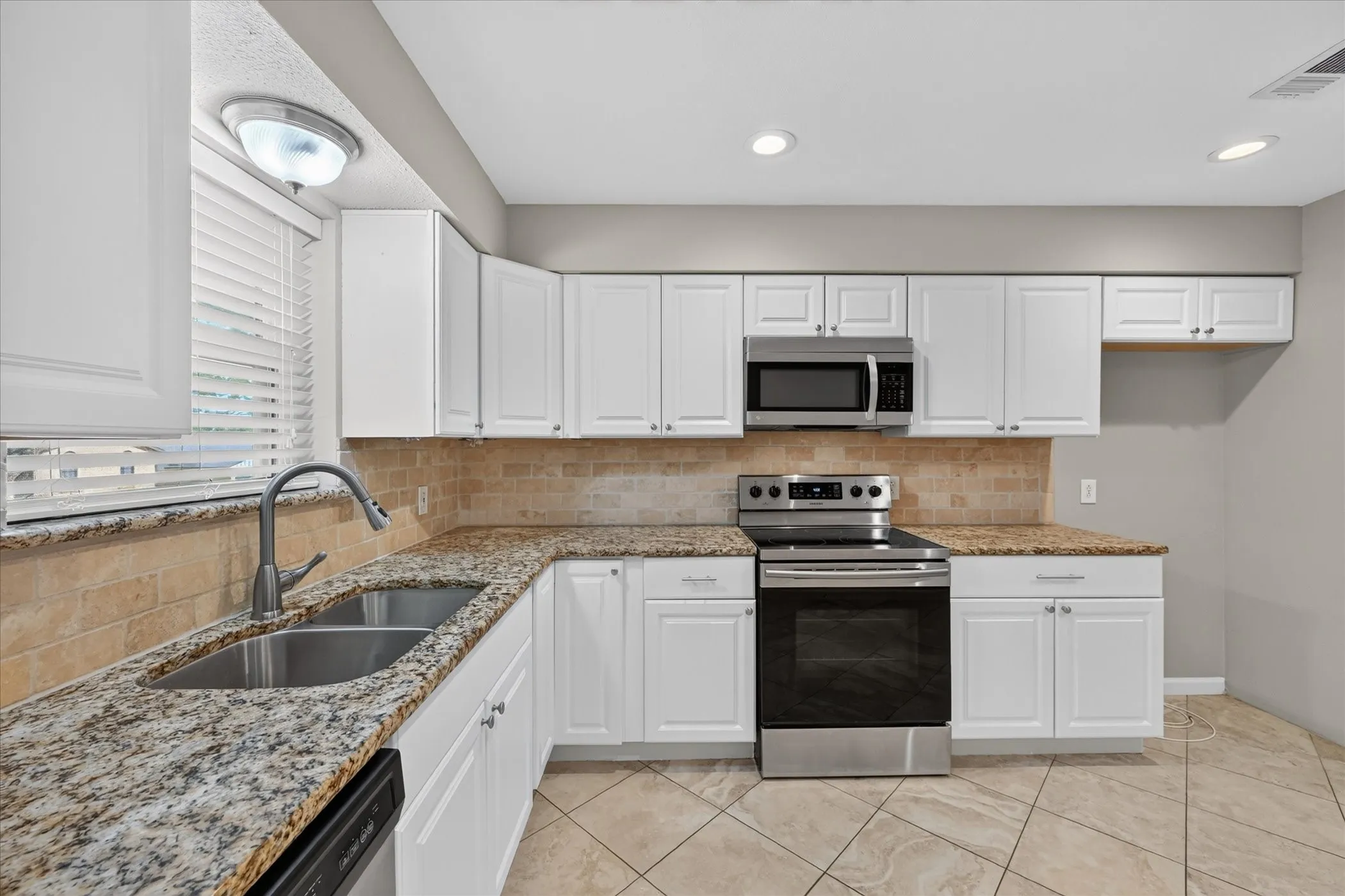 Single Family Residence For Sale in Tarrant County , 1121 Greendale Drive, Bedford, Texas 76022, 3 Bedroom, 2 Bathroom, 2 Garage spaces, 1,209 Sqft, built in 1970, mls#21392877, Real Estate Agent in Bedford, Homes For Sale in Tarrant county, Homes For Sale in Bedford, Realtor in Bedford Texas, Real Estate Brokerage Independent Realty Texas, Luminita Cordes Realtor