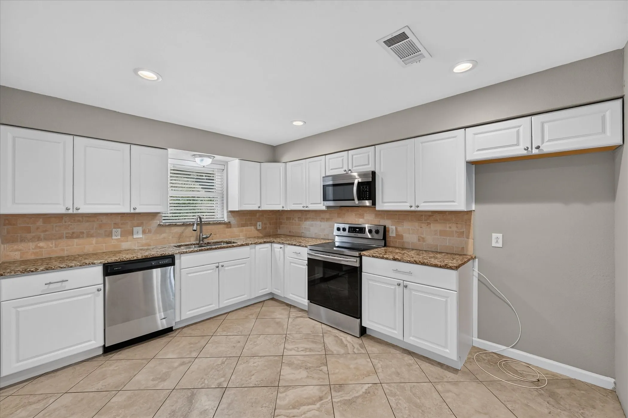 Single Family Residence For Sale in Tarrant County , 1121 Greendale Drive, Bedford, Texas 76022, 3 Bedroom, 2 Bathroom, 2 Garage spaces, 1,209 Sqft, built in 1970, mls#21392877, Real Estate Agent in Bedford, Homes For Sale in Tarrant county, Homes For Sale in Bedford, Realtor in Bedford Texas, Real Estate Brokerage Independent Realty Texas, Luminita Cordes Realtor