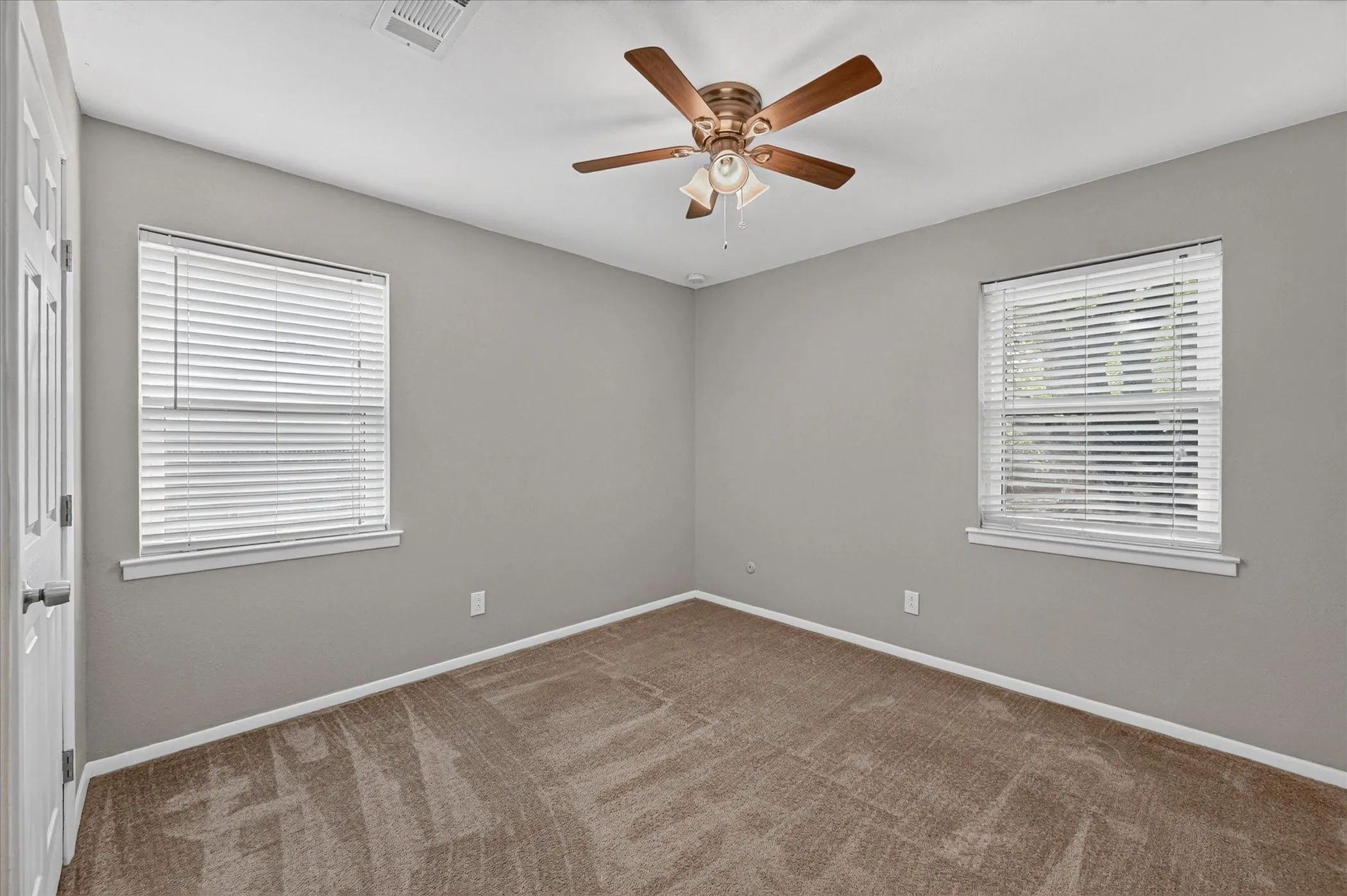 Single Family Residence For Sale in Tarrant County , 1121 Greendale Drive, Bedford, Texas 76022, 3 Bedroom, 2 Bathroom, 2 Garage spaces, 1,209 Sqft, built in 1970, mls#21392877, Real Estate Agent in Bedford, Homes For Sale in Tarrant county, Homes For Sale in Bedford, Realtor in Bedford Texas, Real Estate Brokerage Independent Realty Texas, Luminita Cordes Realtor