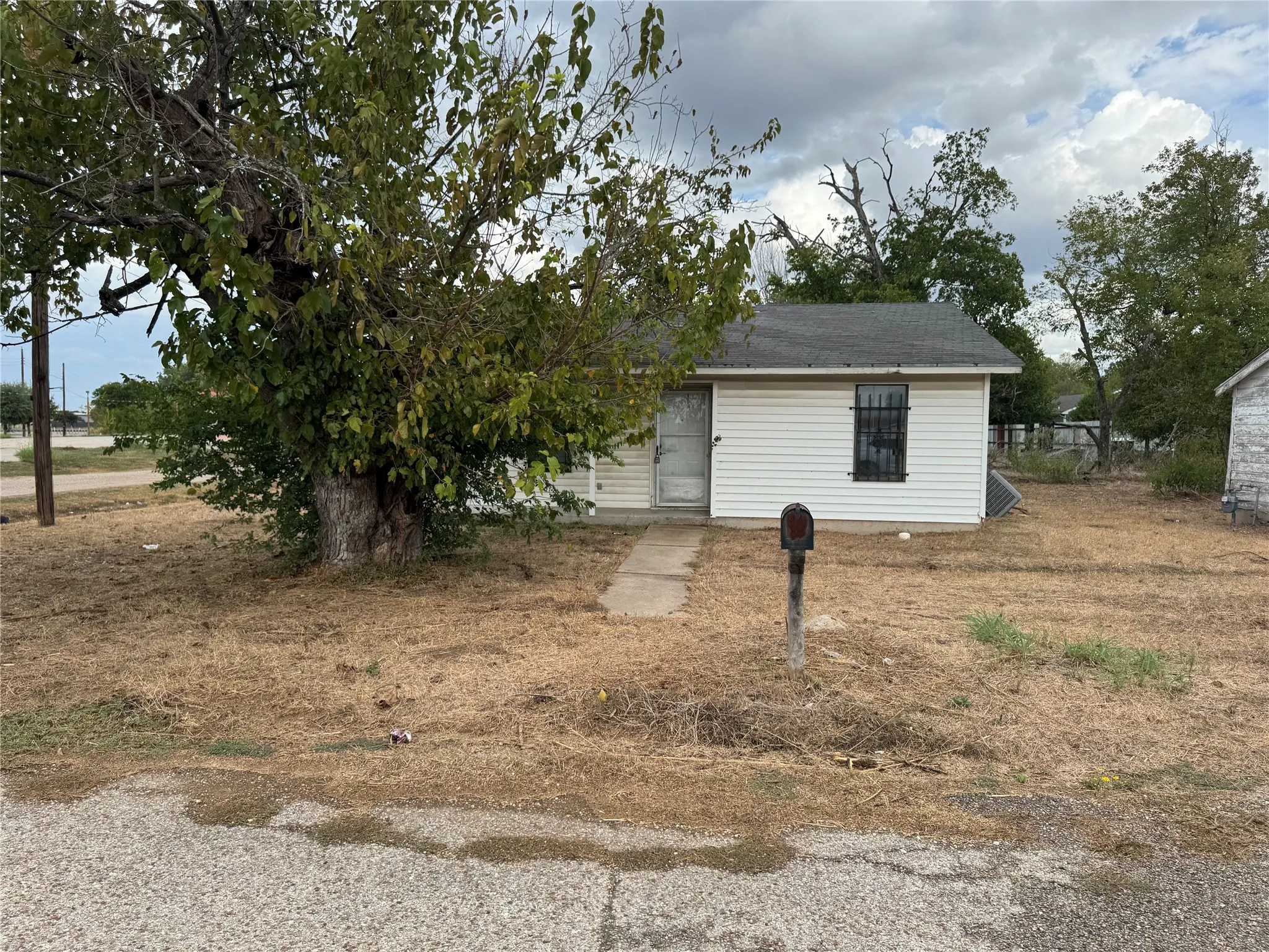 Single Family Residence For Sale in Mc Lennan County , 415 E 20th Street, Waco, Texas 76705, 2 Bedroom, 1 Bathroom, Garage spaces, 690 Sqft, built in 1994, mls#21401039, Real Estate Agent in Waco, Homes For Sale in Mc Lennan county, Homes For Sale in Waco, Realtor in Waco Texas, Real Estate Brokerage Independent Realty Texas, Luminita Cordes Realtor