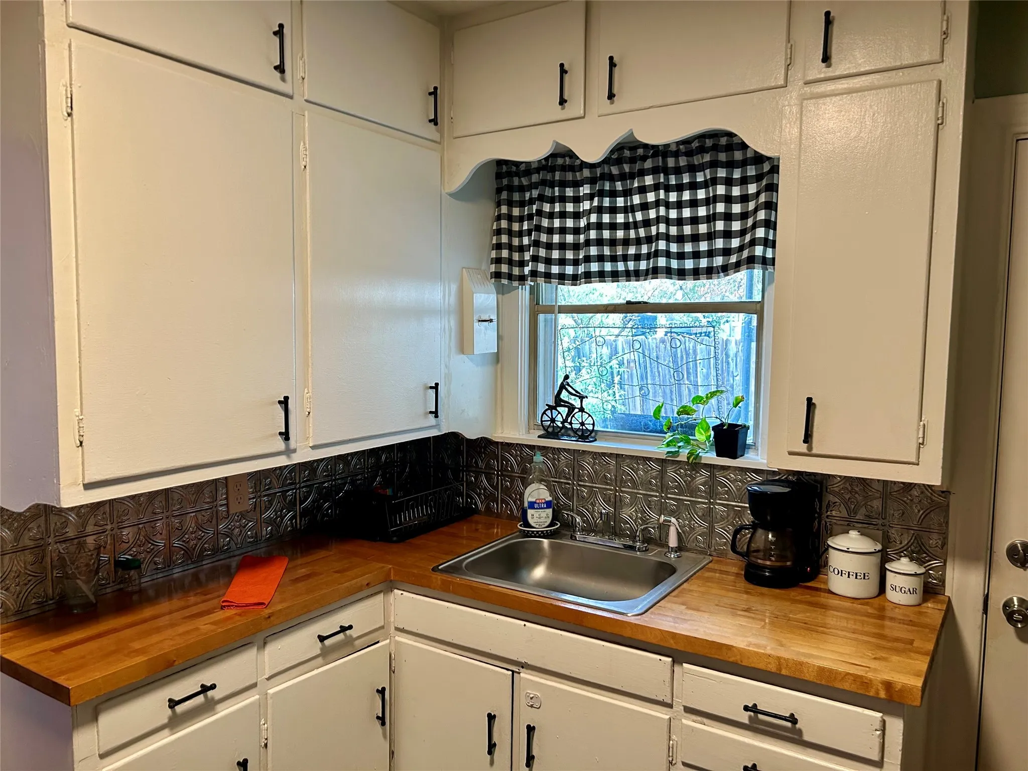 Single Family Residence For Sale in Mc Lennan County , 3428 N 27th Street, Waco, Texas 76708, 2 Bedroom, 1 Bathroom, Garage spaces, 883 Sqft, built in 1948, mls#21401025, Real Estate Agent in Waco, Homes For Sale in Mc Lennan county, Homes For Sale in Waco, Realtor in Waco Texas, Real Estate Brokerage Independent Realty Texas, Luminita Cordes Realtor