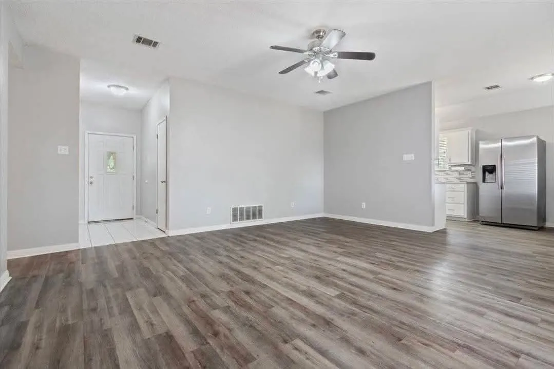 Single Family Residence For Sale in Mc Lennan County , 706 Rolling Hills Drive, Hewitt, Texas 76643, 3 Bedroom, 2 Bathroom, 2 Garage spaces, 1,349 Sqft, built in 1995, mls#21400904, Real Estate Agent in Hewitt, Homes For Sale in Mc Lennan county, Homes For Sale in Hewitt, Realtor in Hewitt Texas, Real Estate Brokerage Independent Realty Texas, Luminita Cordes Realtor