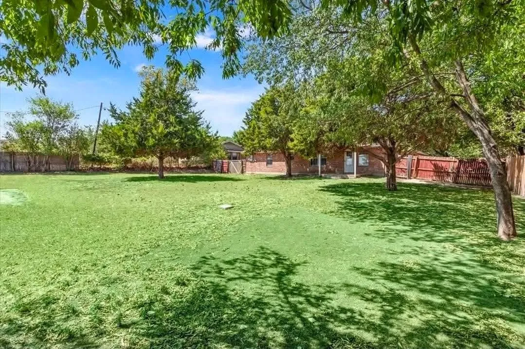 Single Family Residence For Sale in Mc Lennan County , 706 Rolling Hills Drive, Hewitt, Texas 76643, 3 Bedroom, 2 Bathroom, 2 Garage spaces, 1,349 Sqft, built in 1995, mls#21400904, Real Estate Agent in Hewitt, Homes For Sale in Mc Lennan county, Homes For Sale in Hewitt, Realtor in Hewitt Texas, Real Estate Brokerage Independent Realty Texas, Luminita Cordes Realtor
