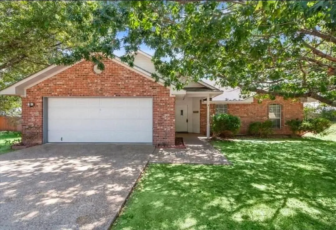 Single Family Residence For Sale in Mc Lennan County , 706 Rolling Hills Drive, Hewitt, Texas 76643, 3 Bedroom, 2 Bathroom, 2 Garage spaces, 1,349 Sqft, built in 1995, mls#21400904, Real Estate Agent in Hewitt, Homes For Sale in Mc Lennan county, Homes For Sale in Hewitt, Realtor in Hewitt Texas, Real Estate Brokerage Independent Realty Texas, Luminita Cordes Realtor