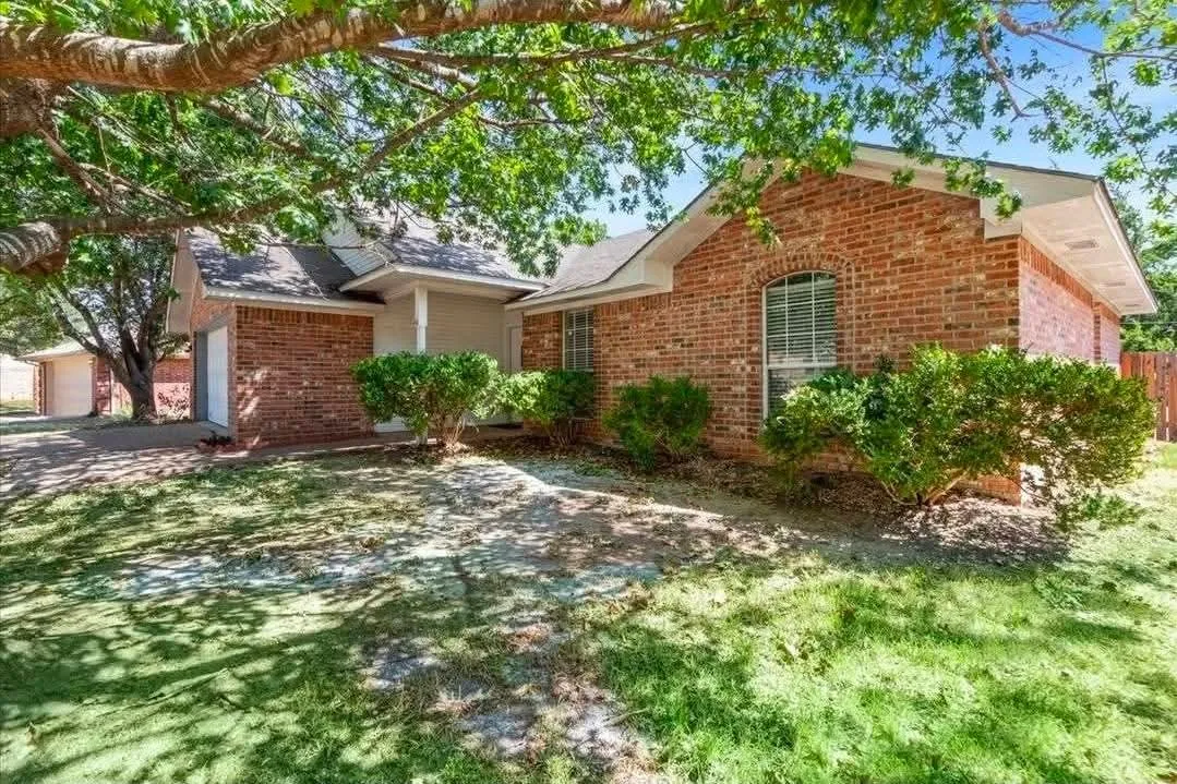 Single Family Residence For Sale in Mc Lennan County , 706 Rolling Hills Drive, Hewitt, Texas 76643, 3 Bedroom, 2 Bathroom, 2 Garage spaces, 1,349 Sqft, built in 1995, mls#21400904, Real Estate Agent in Hewitt, Homes For Sale in Mc Lennan county, Homes For Sale in Hewitt, Realtor in Hewitt Texas, Real Estate Brokerage Independent Realty Texas, Luminita Cordes Realtor