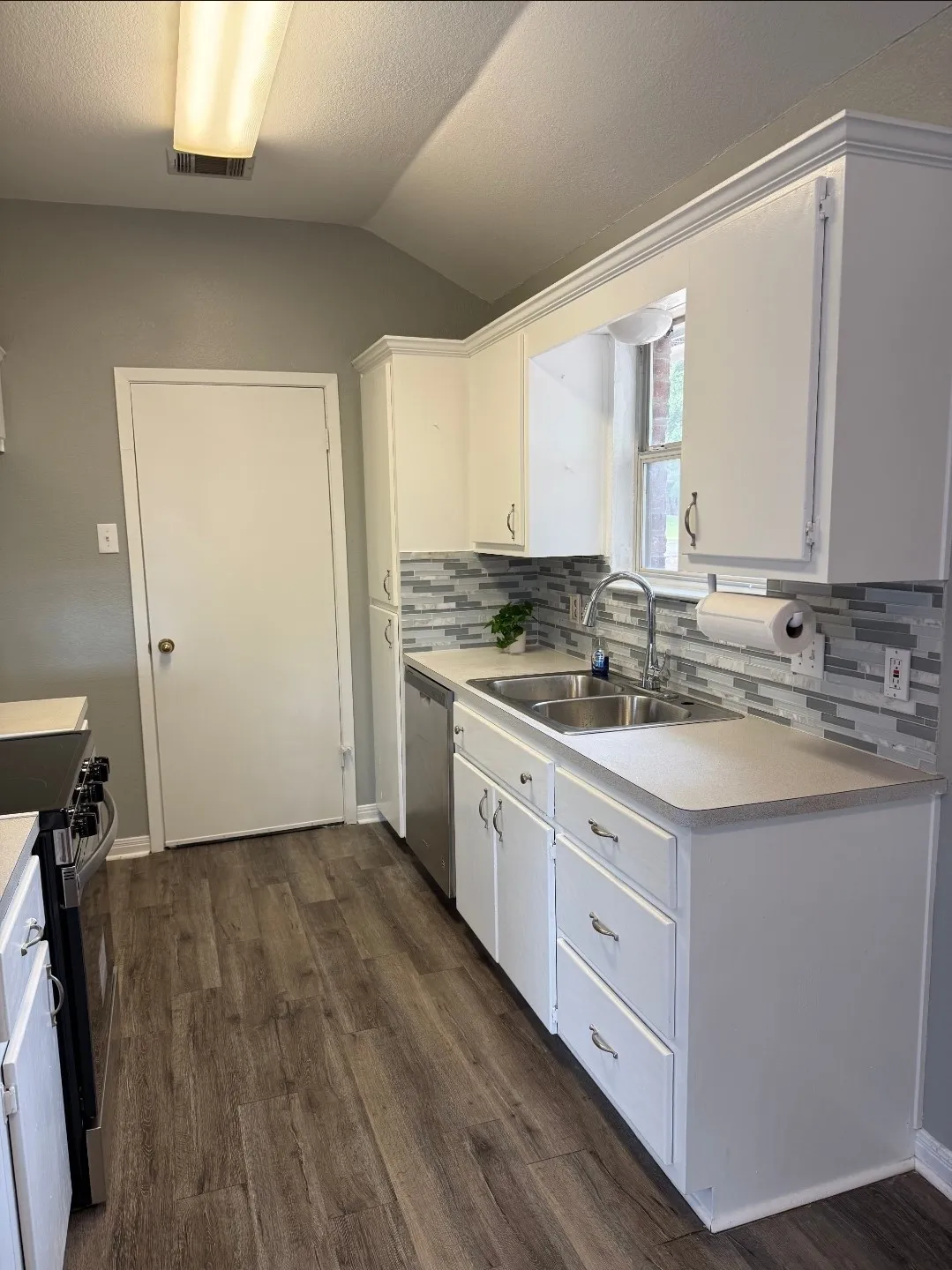 Single Family Residence For Sale in Mc Lennan County , 706 Rolling Hills Drive, Hewitt, Texas 76643, 3 Bedroom, 2 Bathroom, 2 Garage spaces, 1,349 Sqft, built in 1995, mls#21400904, Real Estate Agent in Hewitt, Homes For Sale in Mc Lennan county, Homes For Sale in Hewitt, Realtor in Hewitt Texas, Real Estate Brokerage Independent Realty Texas, Luminita Cordes Realtor