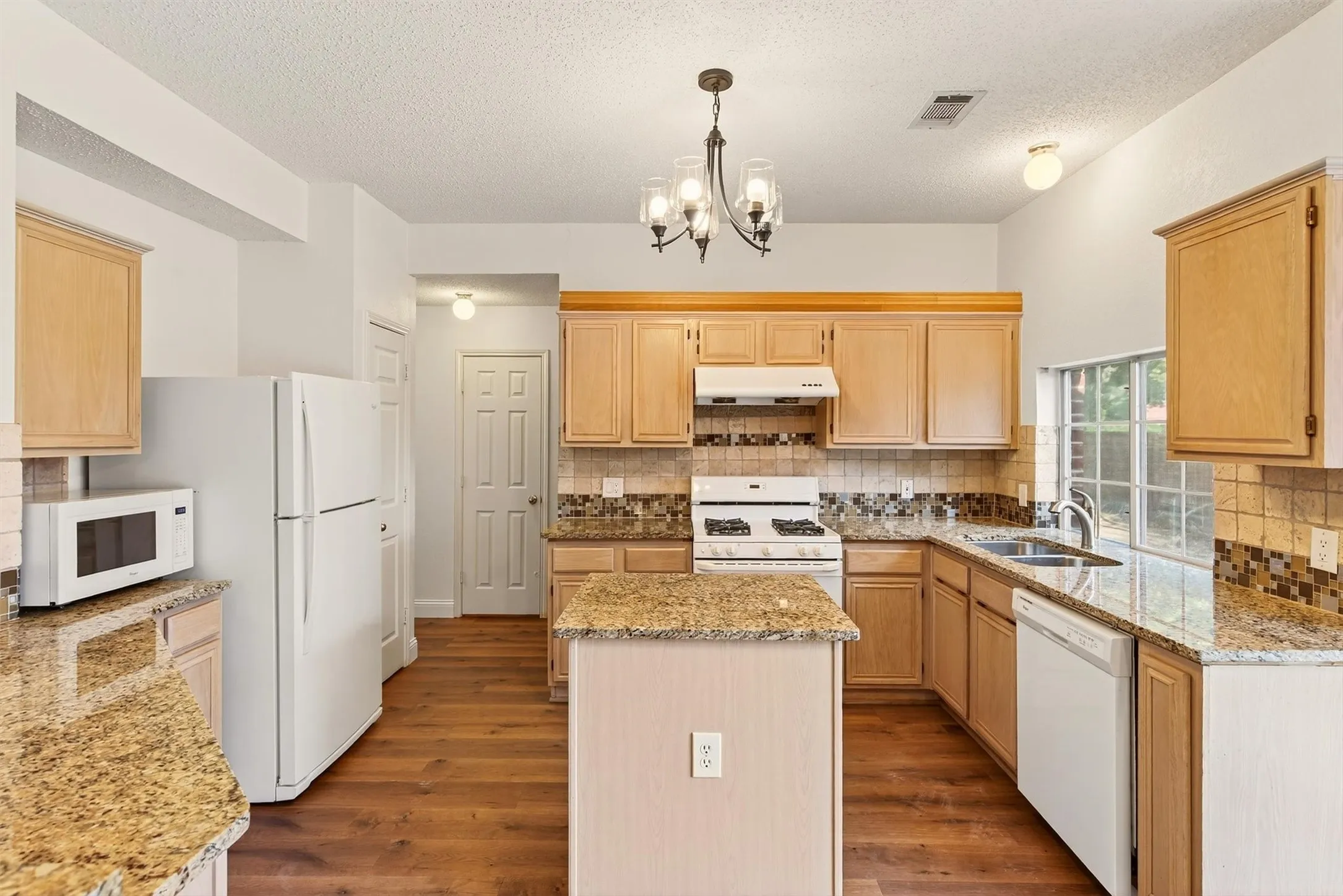 Single Family Residence For Rent in Collin County , 3100 Verbena Drive, Plano, Texas 75075, 3 Bedroom, 3 Bathroom, 2 Garage spaces, 2,043 Sqft, built in 1995, mls#21397151, Real Estate Agent in Plano, Homes For Rent in Collin county, Homes For Rent in Plano, Realtor in Plano Texas, Real Estate Brokerage Independent Realty Texas, Luminita Cordes Realtor