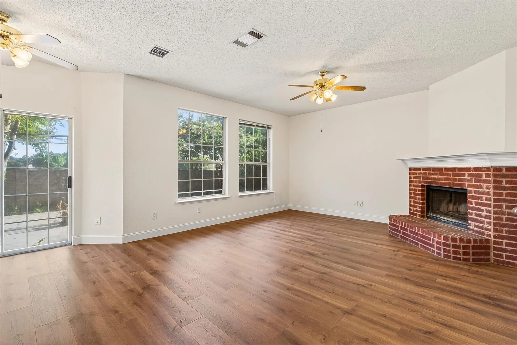 Single Family Residence For Rent in Collin County , 3100 Verbena Drive, Plano, Texas 75075, 3 Bedroom, 3 Bathroom, 2 Garage spaces, 2,043 Sqft, built in 1995, mls#21397151, Real Estate Agent in Plano, Homes For Rent in Collin county, Homes For Rent in Plano, Realtor in Plano Texas, Real Estate Brokerage Independent Realty Texas, Luminita Cordes Realtor