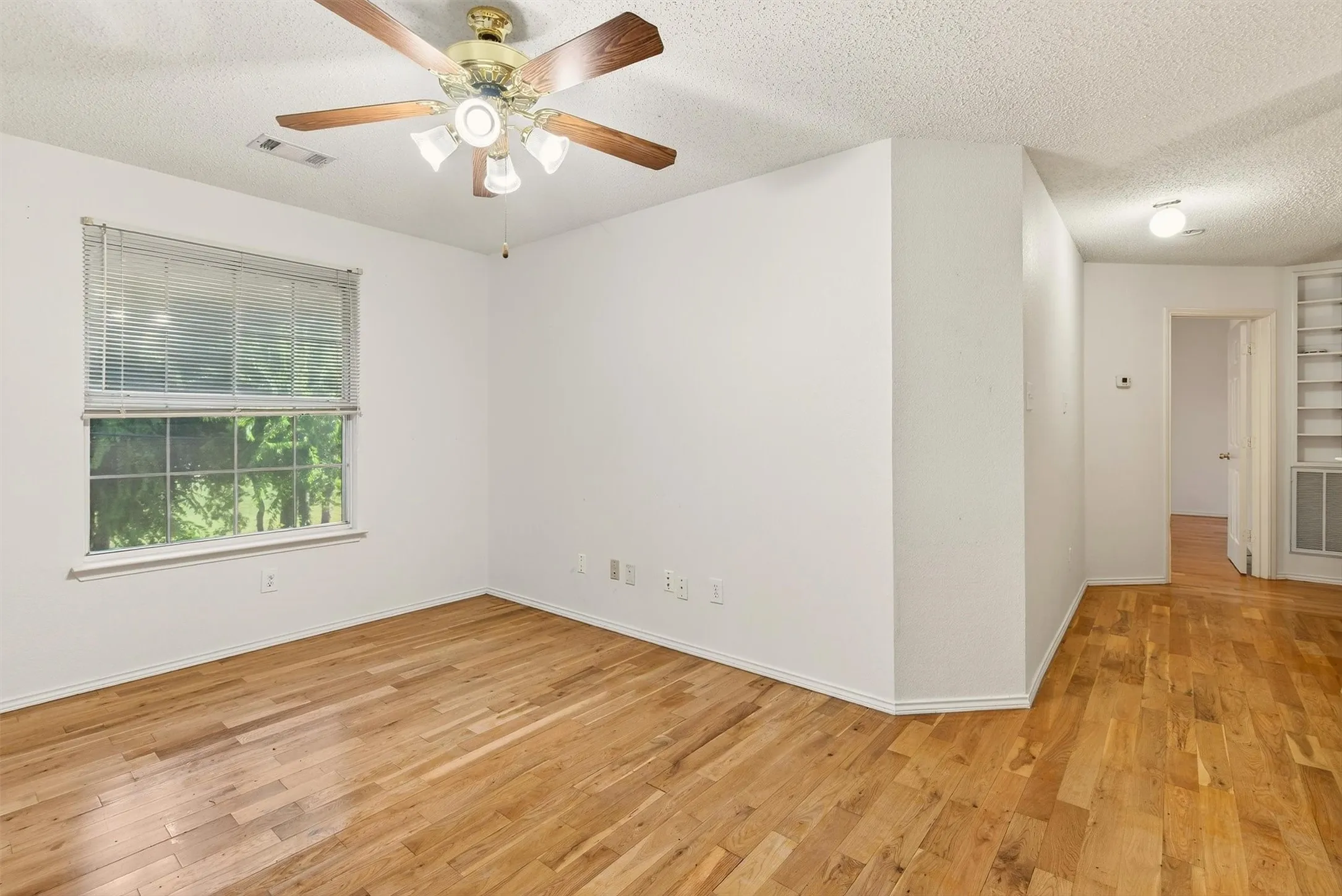 Single Family Residence For Rent in Collin County , 3100 Verbena Drive, Plano, Texas 75075, 3 Bedroom, 3 Bathroom, 2 Garage spaces, 2,043 Sqft, built in 1995, mls#21397151, Real Estate Agent in Plano, Homes For Rent in Collin county, Homes For Rent in Plano, Realtor in Plano Texas, Real Estate Brokerage Independent Realty Texas, Luminita Cordes Realtor