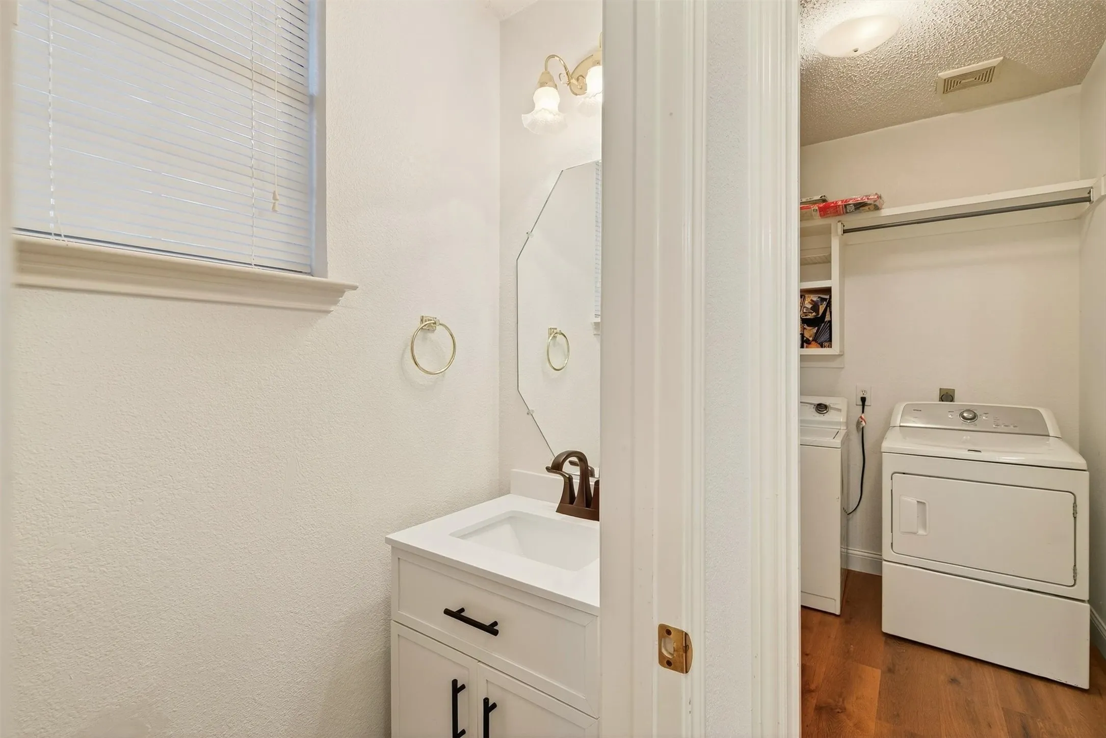Single Family Residence For Rent in Collin County , 3100 Verbena Drive, Plano, Texas 75075, 3 Bedroom, 3 Bathroom, 2 Garage spaces, 2,043 Sqft, built in 1995, mls#21397151, Real Estate Agent in Plano, Homes For Rent in Collin county, Homes For Rent in Plano, Realtor in Plano Texas, Real Estate Brokerage Independent Realty Texas, Luminita Cordes Realtor