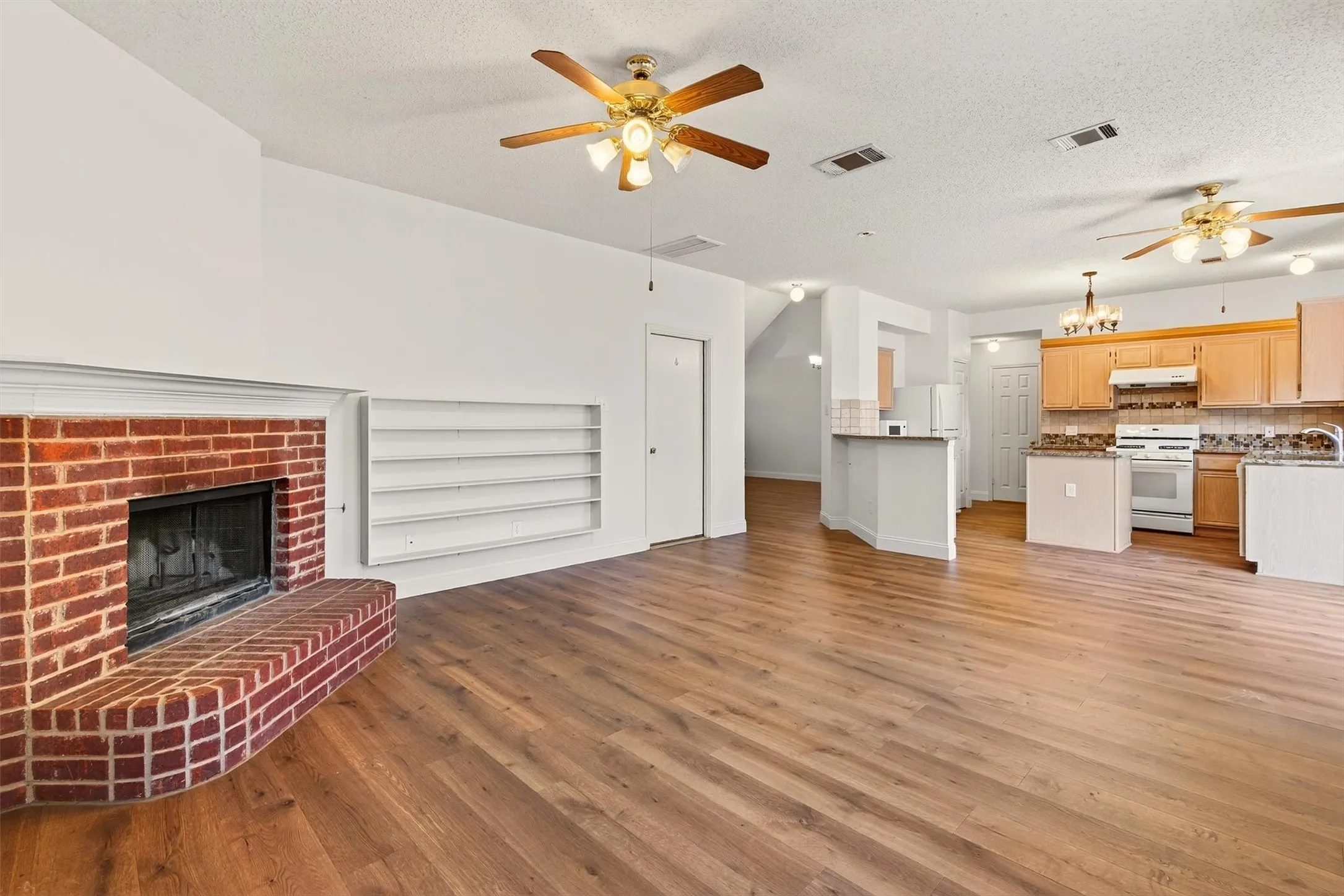 Single Family Residence For Rent in Collin County , 3100 Verbena Drive, Plano, Texas 75075, 3 Bedroom, 3 Bathroom, 2 Garage spaces, 2,043 Sqft, built in 1995, mls#21397151, Real Estate Agent in Plano, Homes For Rent in Collin county, Homes For Rent in Plano, Realtor in Plano Texas, Real Estate Brokerage Independent Realty Texas, Luminita Cordes Realtor
