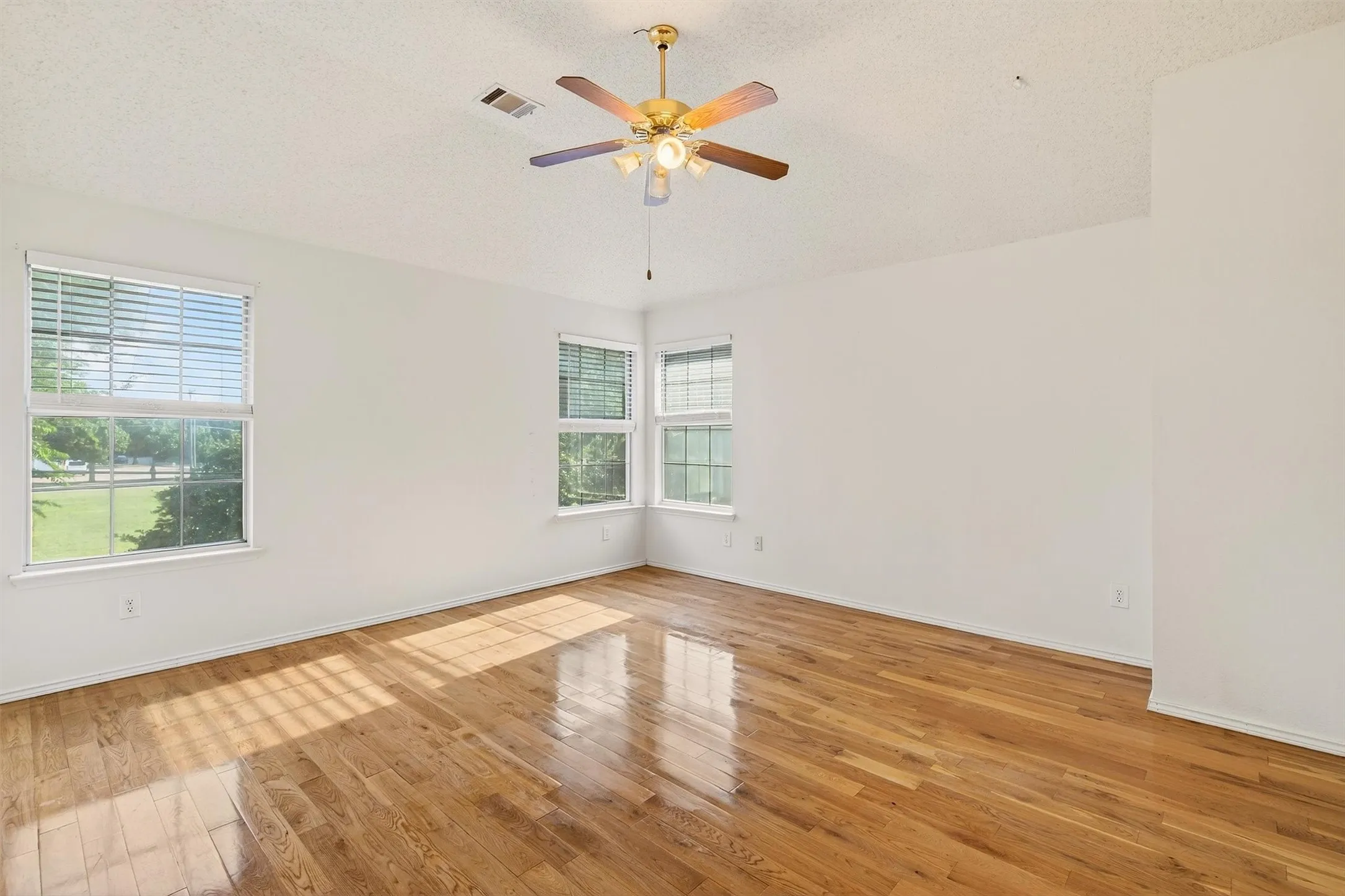 Single Family Residence For Rent in Collin County , 3100 Verbena Drive, Plano, Texas 75075, 3 Bedroom, 3 Bathroom, 2 Garage spaces, 2,043 Sqft, built in 1995, mls#21397151, Real Estate Agent in Plano, Homes For Rent in Collin county, Homes For Rent in Plano, Realtor in Plano Texas, Real Estate Brokerage Independent Realty Texas, Luminita Cordes Realtor