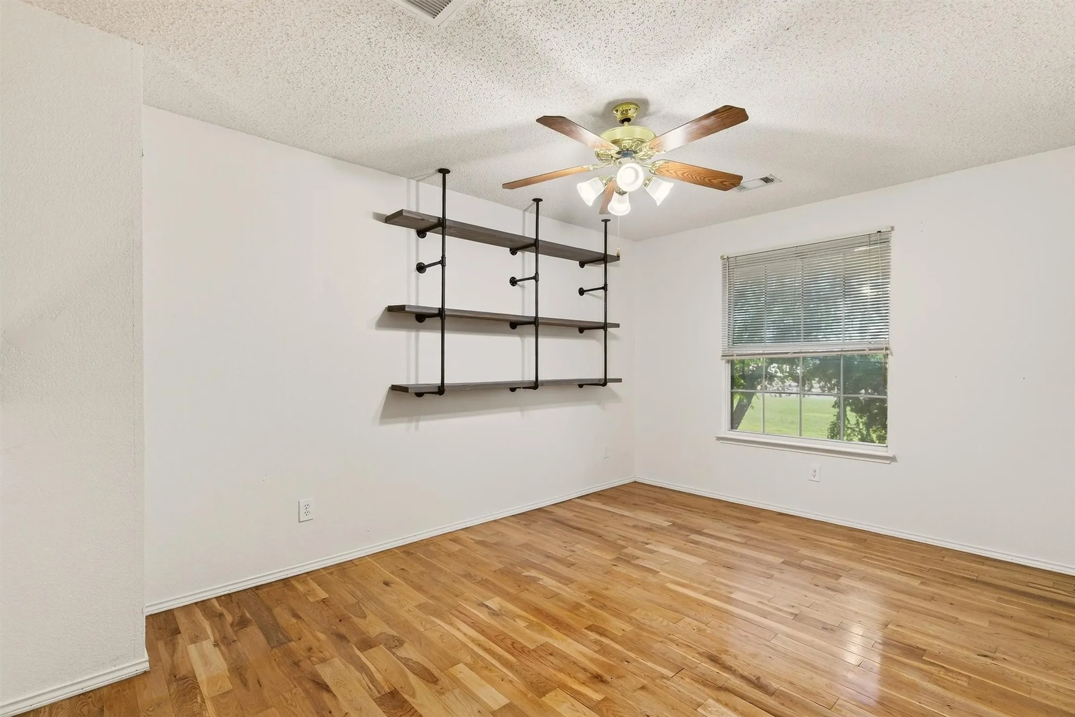 Single Family Residence For Rent in Collin County , 3100 Verbena Drive, Plano, Texas 75075, 3 Bedroom, 3 Bathroom, 2 Garage spaces, 2,043 Sqft, built in 1995, mls#21397151, Real Estate Agent in Plano, Homes For Rent in Collin county, Homes For Rent in Plano, Realtor in Plano Texas, Real Estate Brokerage Independent Realty Texas, Luminita Cordes Realtor