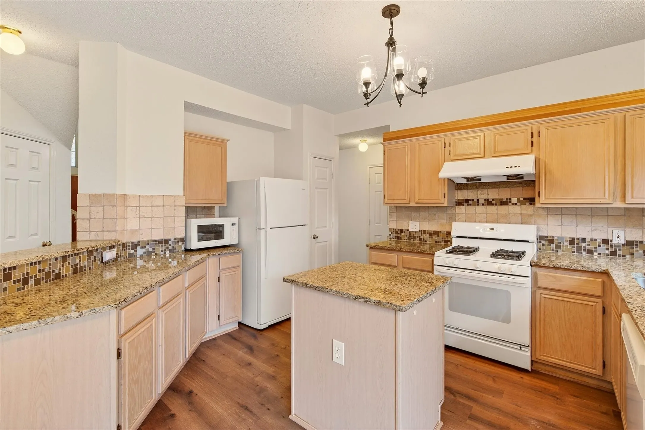 Single Family Residence For Rent in Collin County , 3100 Verbena Drive, Plano, Texas 75075, 3 Bedroom, 3 Bathroom, 2 Garage spaces, 2,043 Sqft, built in 1995, mls#21397151, Real Estate Agent in Plano, Homes For Rent in Collin county, Homes For Rent in Plano, Realtor in Plano Texas, Real Estate Brokerage Independent Realty Texas, Luminita Cordes Realtor