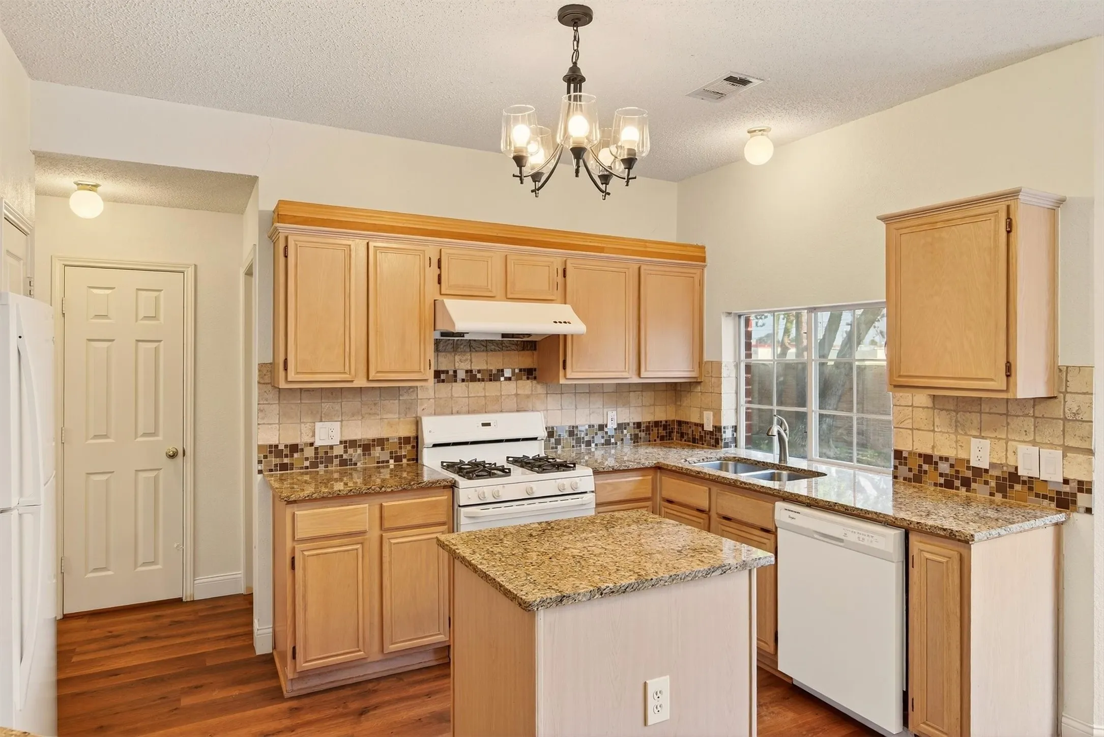 Single Family Residence For Rent in Collin County , 3100 Verbena Drive, Plano, Texas 75075, 3 Bedroom, 3 Bathroom, 2 Garage spaces, 2,043 Sqft, built in 1995, mls#21397151, Real Estate Agent in Plano, Homes For Rent in Collin county, Homes For Rent in Plano, Realtor in Plano Texas, Real Estate Brokerage Independent Realty Texas, Luminita Cordes Realtor