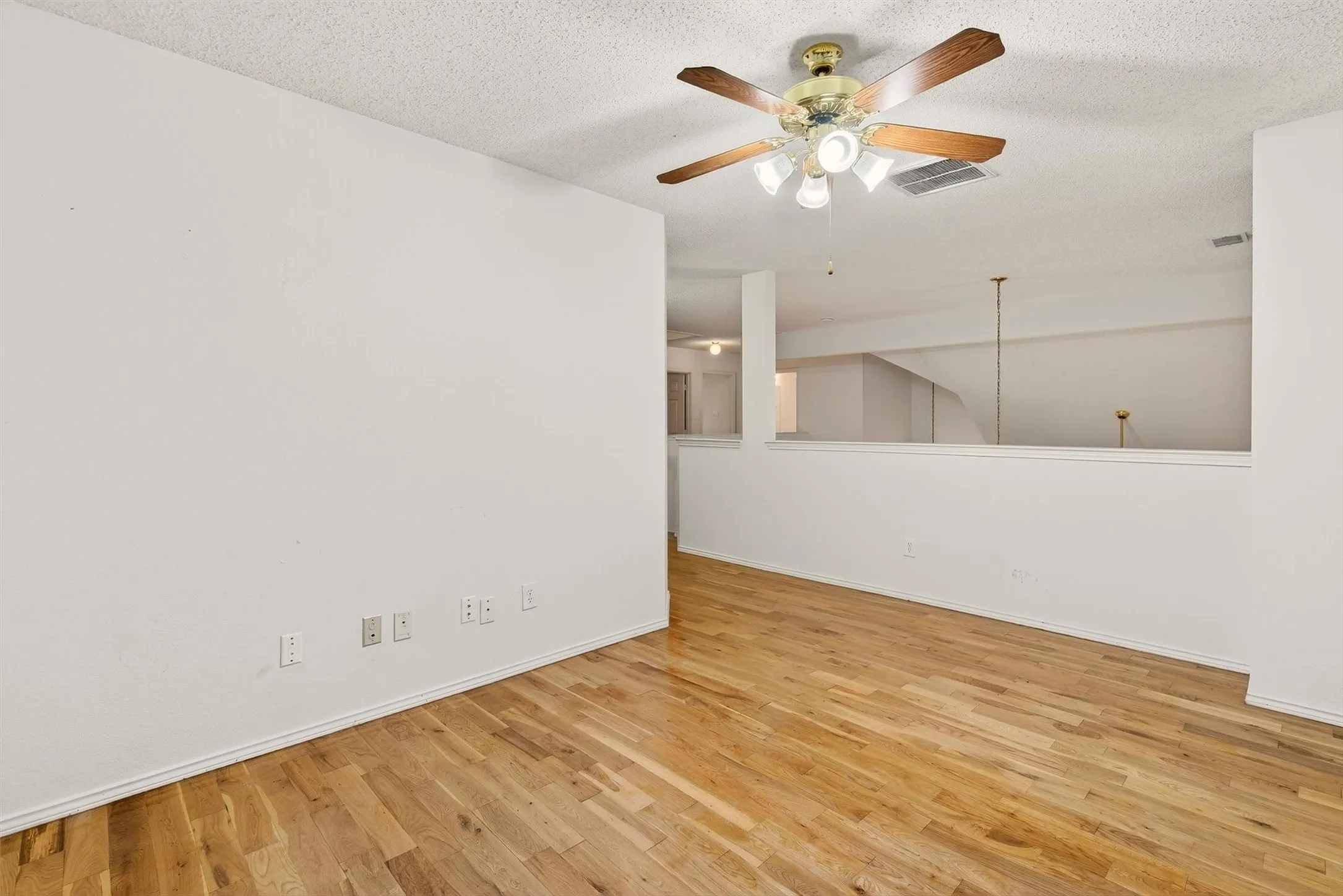 Single Family Residence For Rent in Collin County , 3100 Verbena Drive, Plano, Texas 75075, 3 Bedroom, 3 Bathroom, 2 Garage spaces, 2,043 Sqft, built in 1995, mls#21397151, Real Estate Agent in Plano, Homes For Rent in Collin county, Homes For Rent in Plano, Realtor in Plano Texas, Real Estate Brokerage Independent Realty Texas, Luminita Cordes Realtor