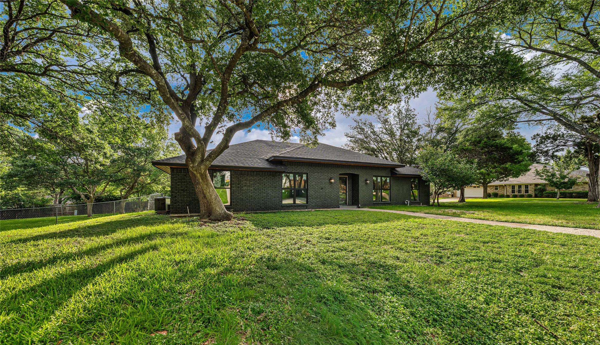 Single Family Residence For Sale in Mc Lennan County , 9917 Sandalwood Drive, Woodway, Texas 76712, 3 Bedroom, 3 Bathroom, 2 Garage spaces, 2,296 Sqft, built in 1978, mls#21388058, Real Estate Agent in Woodway, Homes For Sale in Mc Lennan county, Homes For Sale in Woodway, Realtor in Woodway Texas, Real Estate Brokerage Independent Realty Texas, Luminita Cordes Realtor