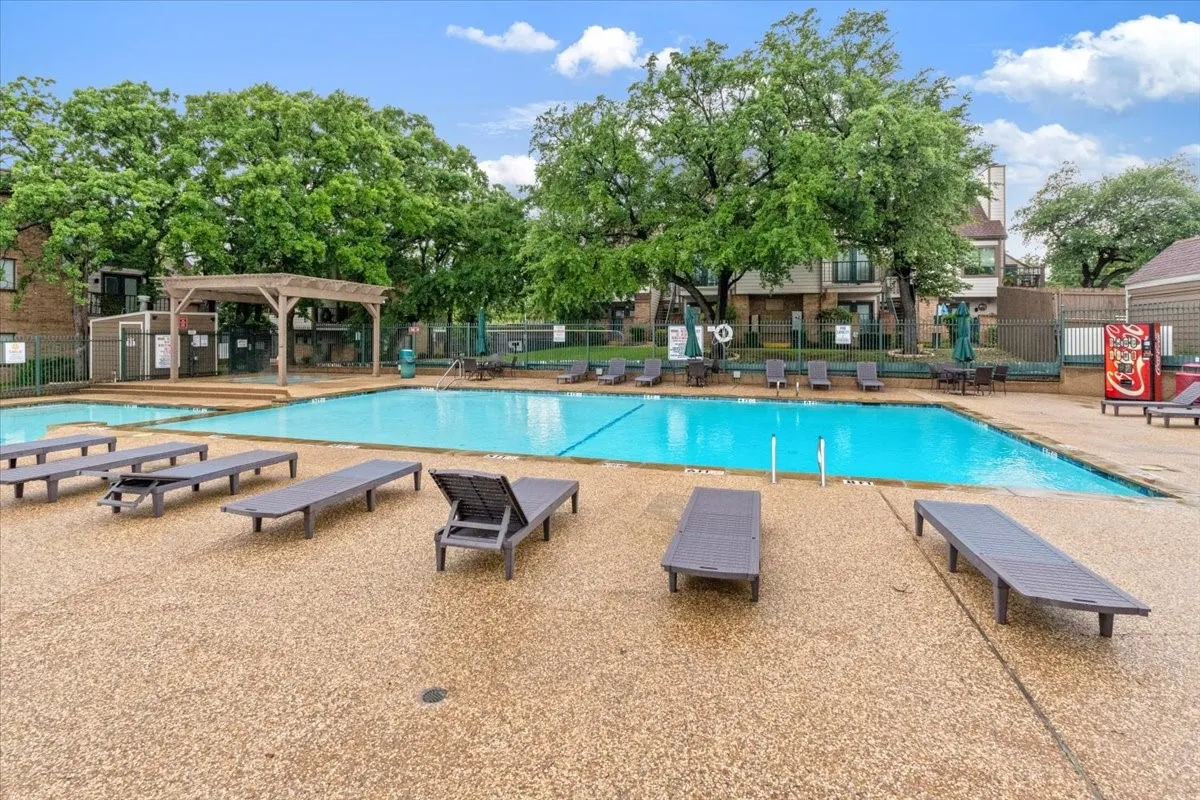 Condominium For Sale in Tarrant County , 2309 Balsam Drive K213, Arlington, Texas 76006, 1 Bedroom, 1 Bathroom, Garage spaces, 774 Sqft, built in 1981, mls#21397866, Real Estate Agent in Arlington, Homes For Sale in Tarrant county, Homes For Sale in Arlington, Realtor in Arlington Texas, Real Estate Brokerage Independent Realty Texas, Luminita Cordes Realtor