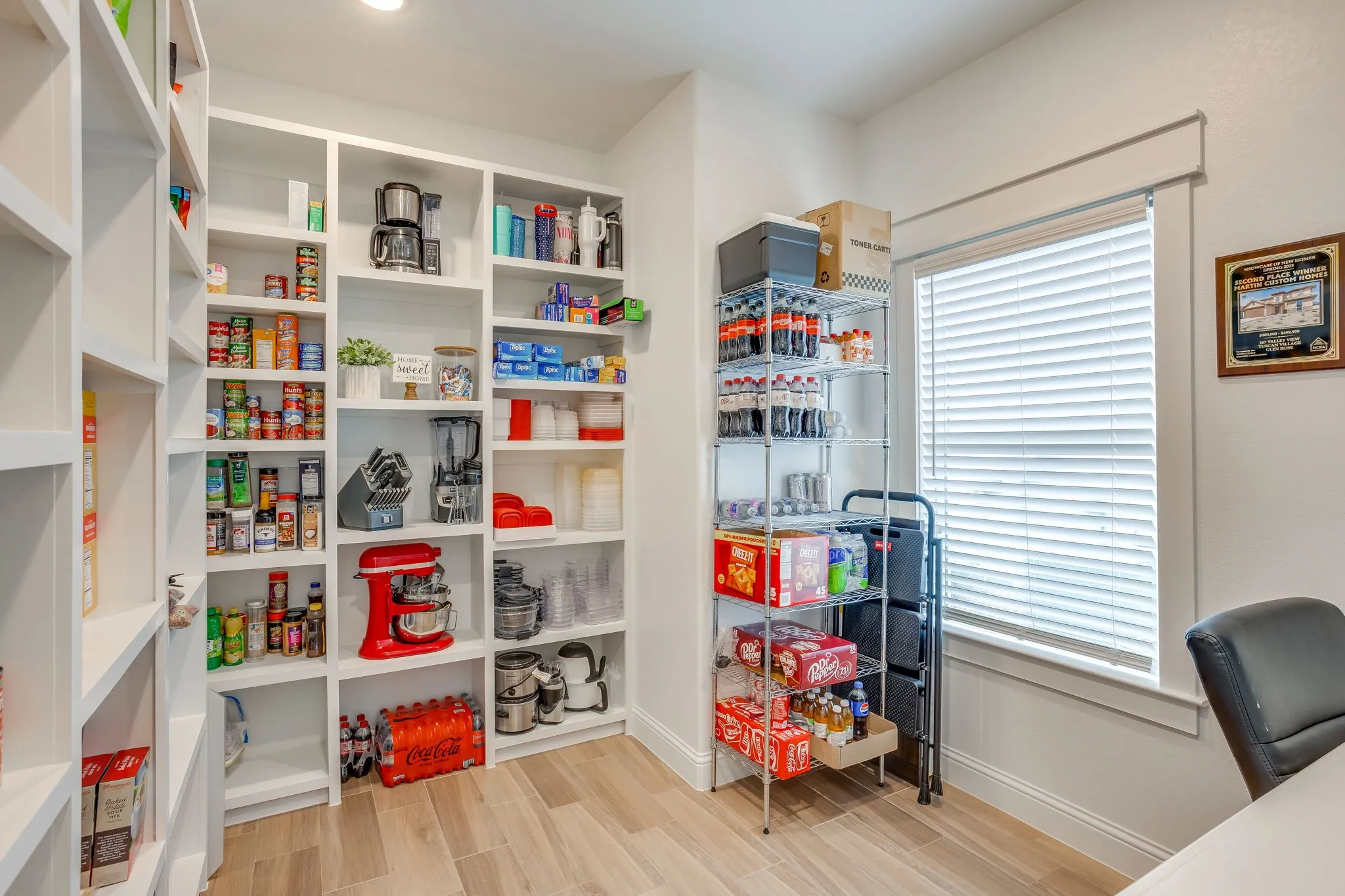 Who wouldn't love to have all this space in a pantry!!