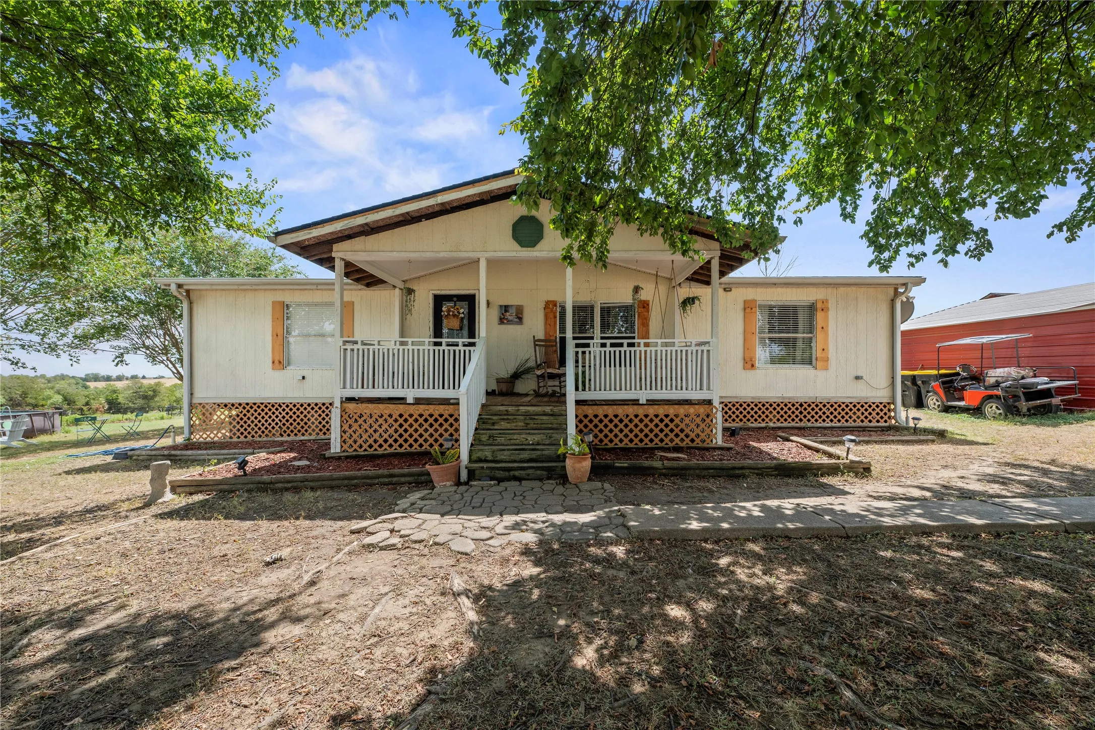 Manufactured Home For Sale in Falls County , 140 Private Road 801, Lott, Texas 76656, 3 Bedroom, 2 Bathroom, Garage spaces, 1,872 Sqft, built in 1997, mls#21401009, Real Estate Agent in Lott, Homes For Sale in Falls county, Homes For Sale in Lott, Realtor in Lott Texas, Real Estate Brokerage Independent Realty Texas, Luminita Cordes Realtor