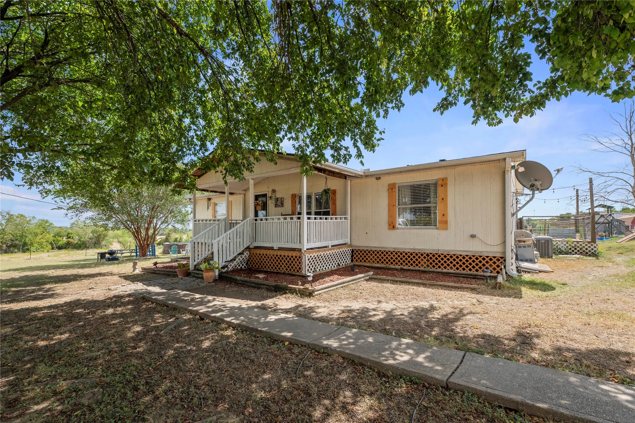 Manufactured Home For Sale in Falls County , 140 Private Road 801, Lott, Texas 76656, 3 Bedroom, 2 Bathroom, Garage spaces, 1,872 Sqft, built in 1997, mls#21401009, Real Estate Agent in Lott, Homes For Sale in Falls county, Homes For Sale in Lott, Realtor in Lott Texas, Real Estate Brokerage Independent Realty Texas, Luminita Cordes Realtor