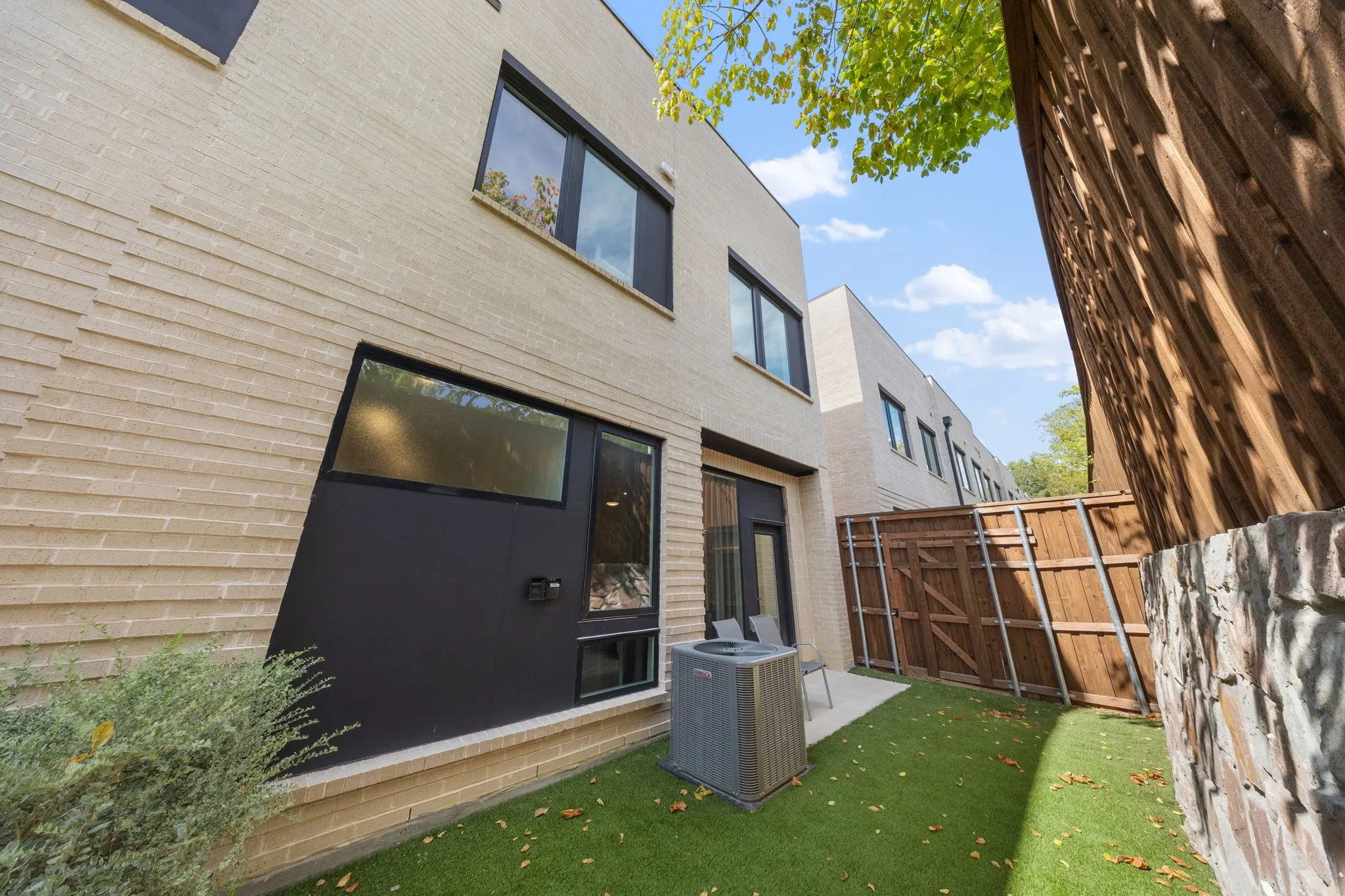 Townhouse For Sale in Collin County , 3464 Heritage Place, Richardson, Texas 75082, 3 Bedroom, 3 Bathroom, 2 Garage spaces, 2,142 Sqft, built in 2023, mls#21399271, Real Estate Agent in Richardson, Homes For Sale in Collin county, Homes For Sale in Richardson, Realtor in Richardson Texas, Real Estate Brokerage Independent Realty Texas, Luminita Cordes Realtor