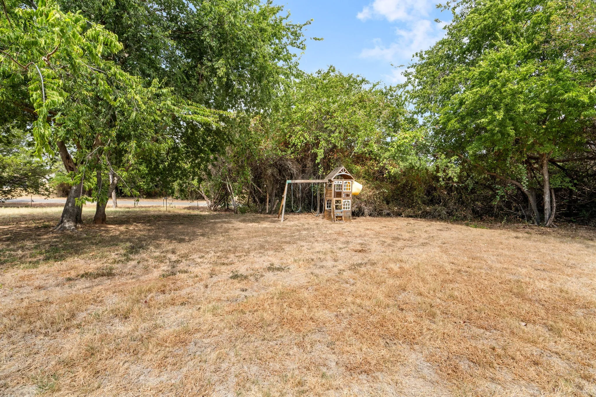 Single Family Residence For Sale in Hood County , 4600 Hunters Glen Court, Granbury, Texas 76048, 5 Bedroom, 4 Bathroom, Garage spaces, 2,376 Sqft, built in 2001, mls#21392213, Real Estate Agent in Granbury, Homes For Sale in Hood county, Homes For Sale in Granbury, Realtor in Granbury Texas, Real Estate Brokerage Independent Realty Texas, Luminita Cordes Realtor