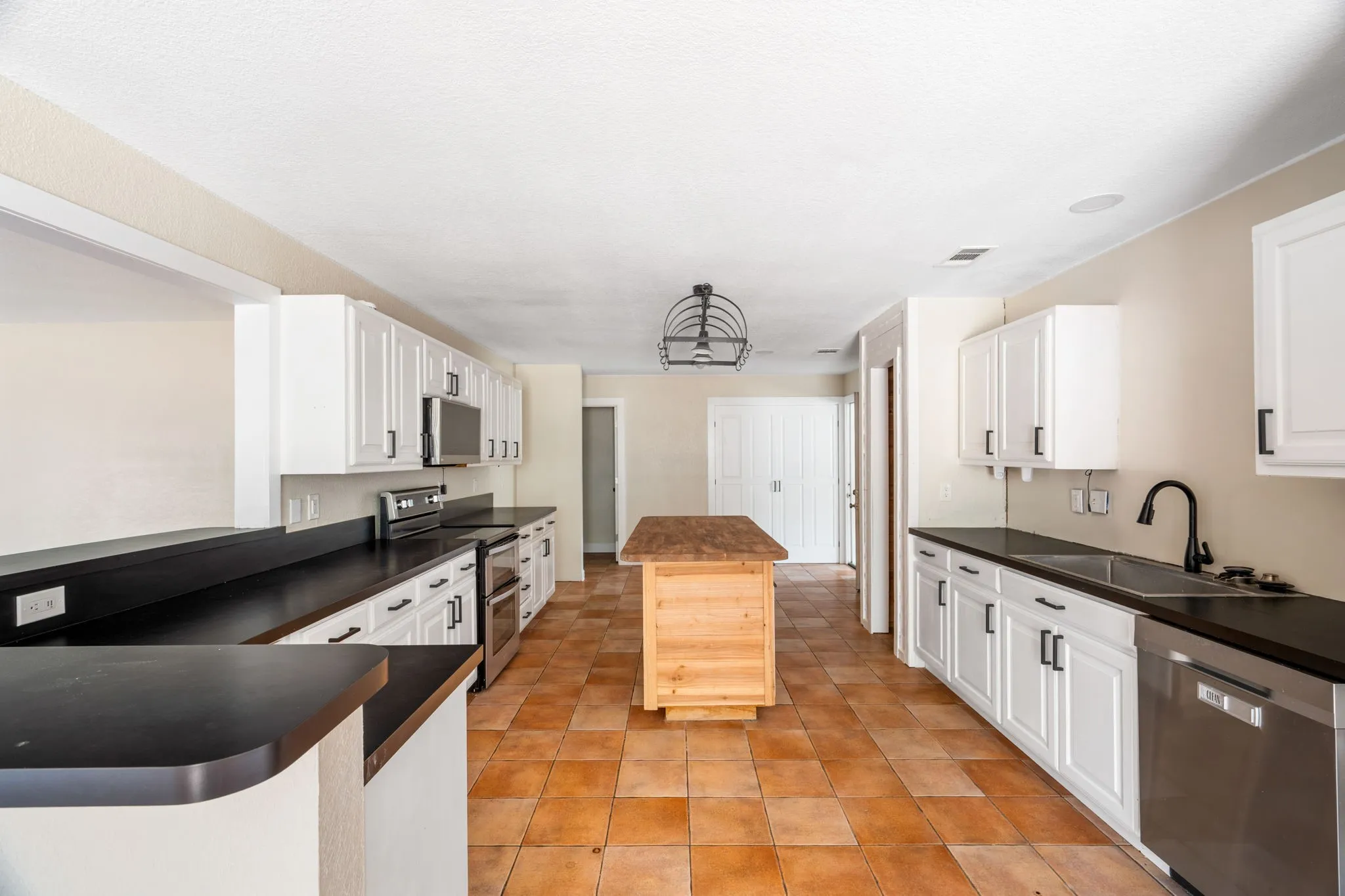 Single Family Residence For Sale in Hood County , 4600 Hunters Glen Court, Granbury, Texas 76048, 5 Bedroom, 4 Bathroom, Garage spaces, 2,376 Sqft, built in 2001, mls#21392213, Real Estate Agent in Granbury, Homes For Sale in Hood county, Homes For Sale in Granbury, Realtor in Granbury Texas, Real Estate Brokerage Independent Realty Texas, Luminita Cordes Realtor