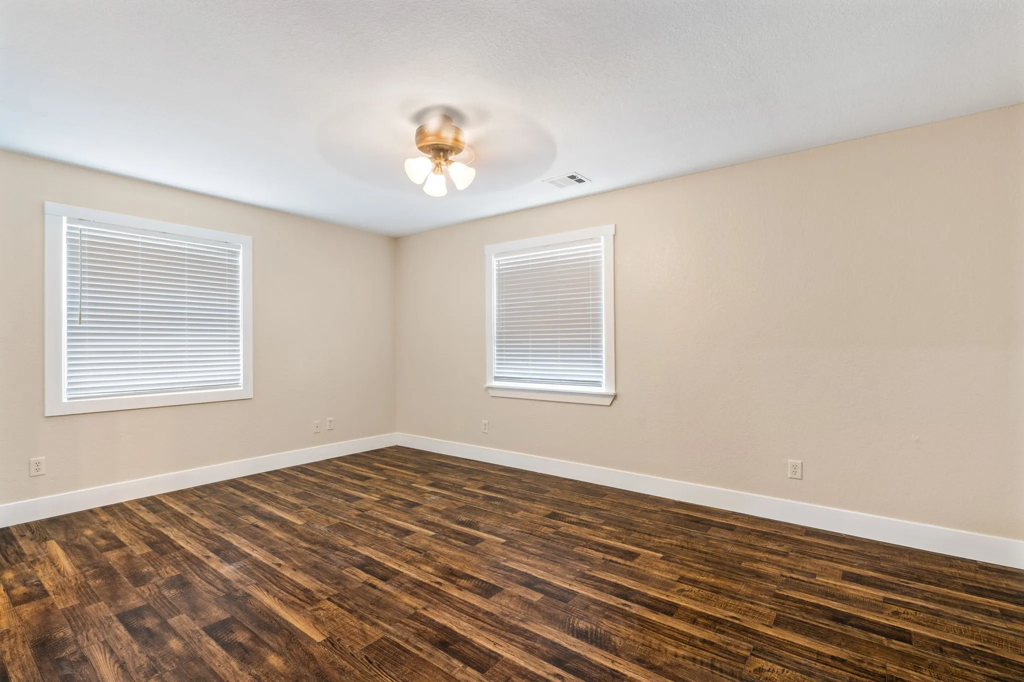 Single Family Residence For Sale in Hood County , 4600 Hunters Glen Court, Granbury, Texas 76048, 5 Bedroom, 4 Bathroom, Garage spaces, 2,376 Sqft, built in 2001, mls#21392213, Real Estate Agent in Granbury, Homes For Sale in Hood county, Homes For Sale in Granbury, Realtor in Granbury Texas, Real Estate Brokerage Independent Realty Texas, Luminita Cordes Realtor