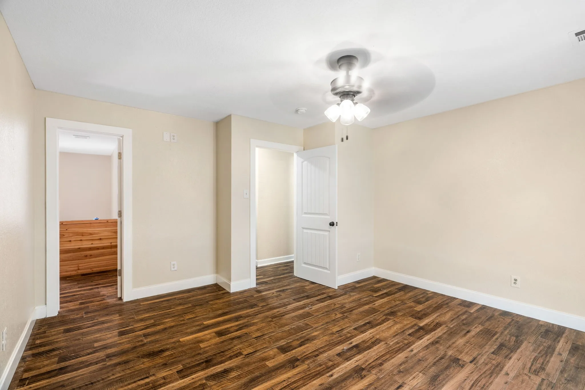 Single Family Residence For Sale in Hood County , 4600 Hunters Glen Court, Granbury, Texas 76048, 5 Bedroom, 4 Bathroom, Garage spaces, 2,376 Sqft, built in 2001, mls#21392213, Real Estate Agent in Granbury, Homes For Sale in Hood county, Homes For Sale in Granbury, Realtor in Granbury Texas, Real Estate Brokerage Independent Realty Texas, Luminita Cordes Realtor