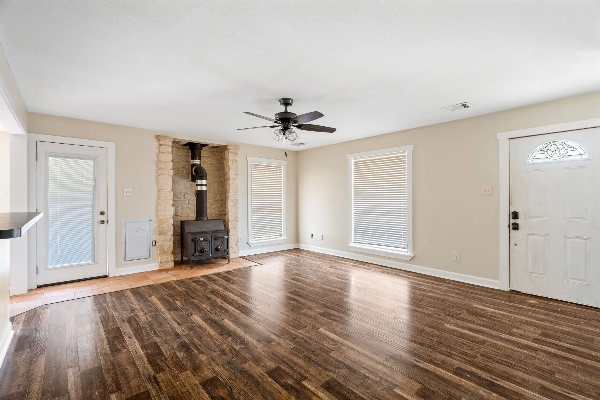 Single Family Residence For Sale in Hood County , 4600 Hunters Glen Court, Granbury, Texas 76048, 5 Bedroom, 4 Bathroom, Garage spaces, 2,376 Sqft, built in 2001, mls#21392213, Real Estate Agent in Granbury, Homes For Sale in Hood county, Homes For Sale in Granbury, Realtor in Granbury Texas, Real Estate Brokerage Independent Realty Texas, Luminita Cordes Realtor