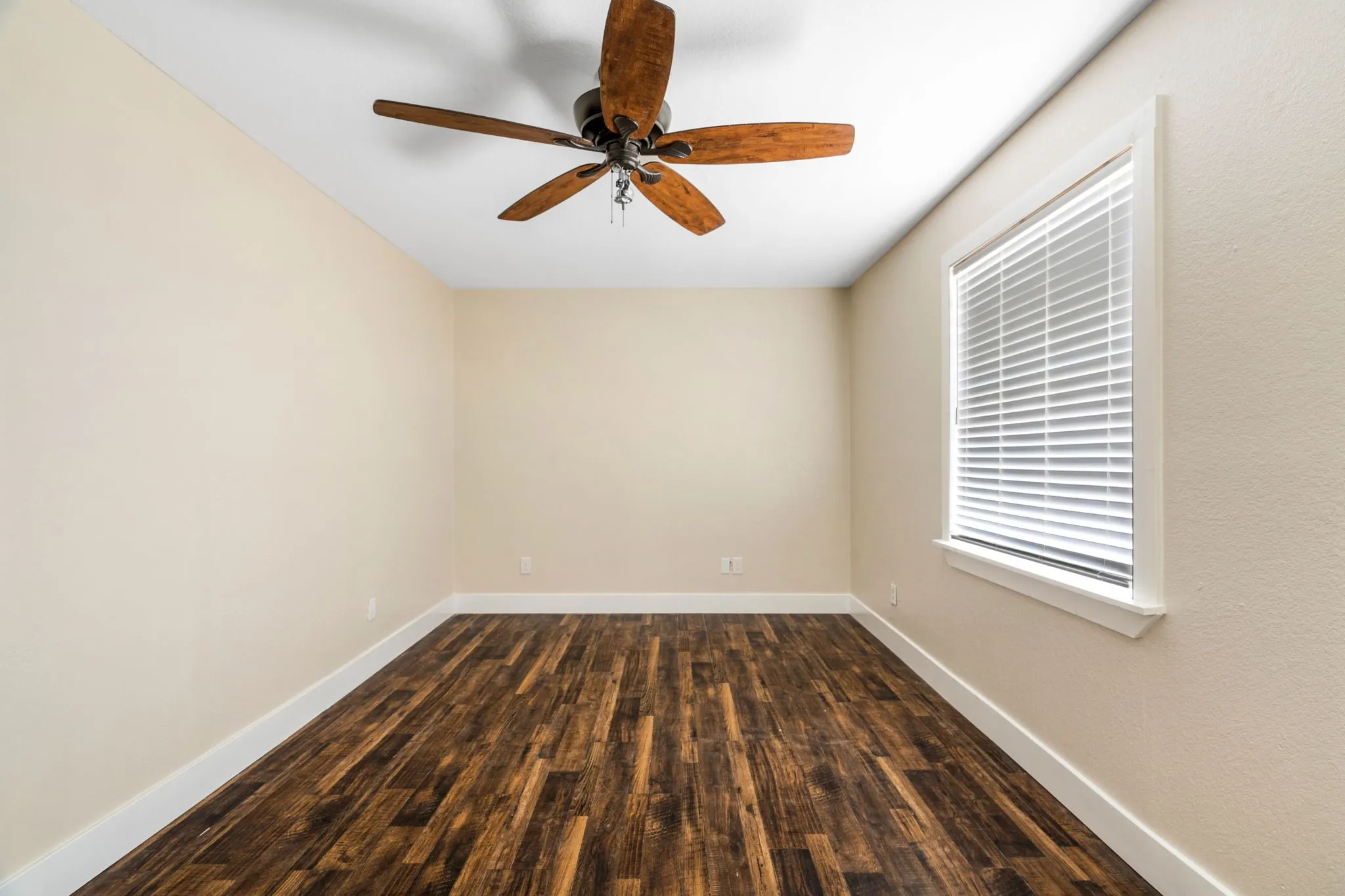 Single Family Residence For Sale in Hood County , 4600 Hunters Glen Court, Granbury, Texas 76048, 5 Bedroom, 4 Bathroom, Garage spaces, 2,376 Sqft, built in 2001, mls#21392213, Real Estate Agent in Granbury, Homes For Sale in Hood county, Homes For Sale in Granbury, Realtor in Granbury Texas, Real Estate Brokerage Independent Realty Texas, Luminita Cordes Realtor