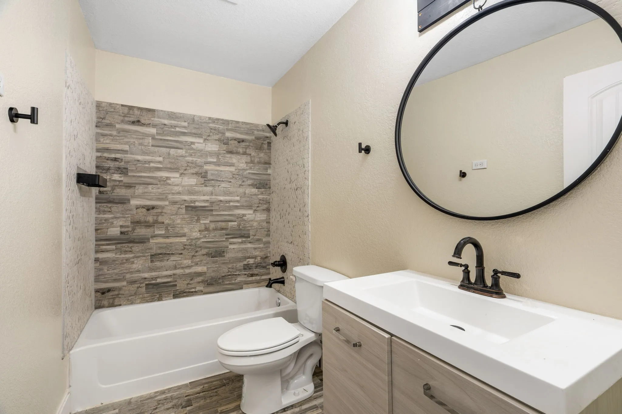 Single Family Residence For Sale in Hood County , 4600 Hunters Glen Court, Granbury, Texas 76048, 5 Bedroom, 4 Bathroom, Garage spaces, 2,376 Sqft, built in 2001, mls#21392213, Real Estate Agent in Granbury, Homes For Sale in Hood county, Homes For Sale in Granbury, Realtor in Granbury Texas, Real Estate Brokerage Independent Realty Texas, Luminita Cordes Realtor