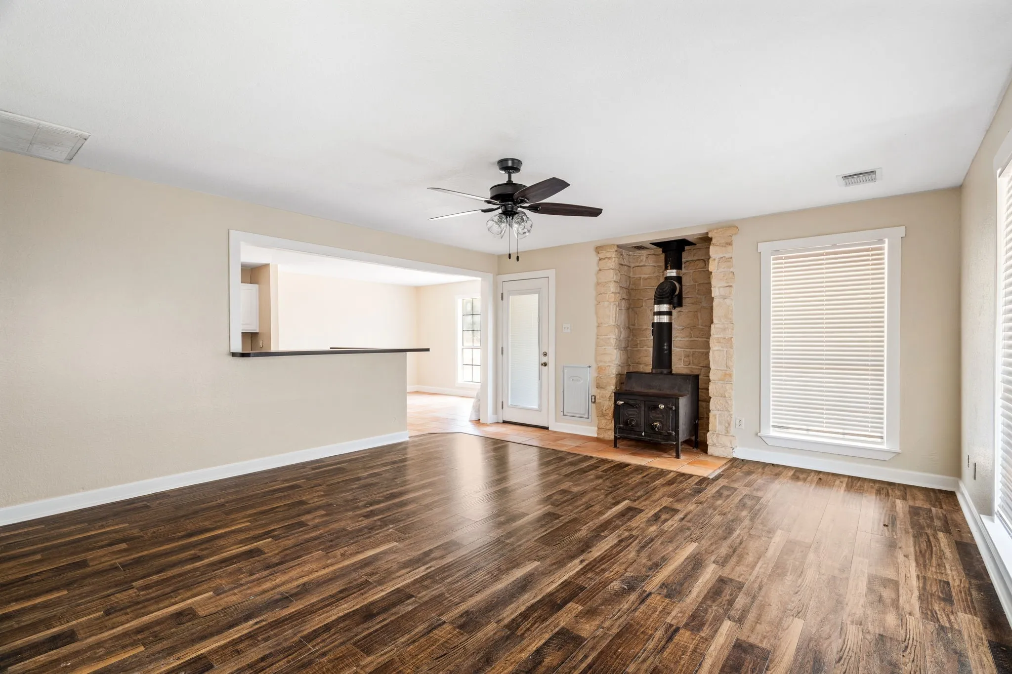 Single Family Residence For Sale in Hood County , 4600 Hunters Glen Court, Granbury, Texas 76048, 5 Bedroom, 4 Bathroom, Garage spaces, 2,376 Sqft, built in 2001, mls#21392213, Real Estate Agent in Granbury, Homes For Sale in Hood county, Homes For Sale in Granbury, Realtor in Granbury Texas, Real Estate Brokerage Independent Realty Texas, Luminita Cordes Realtor