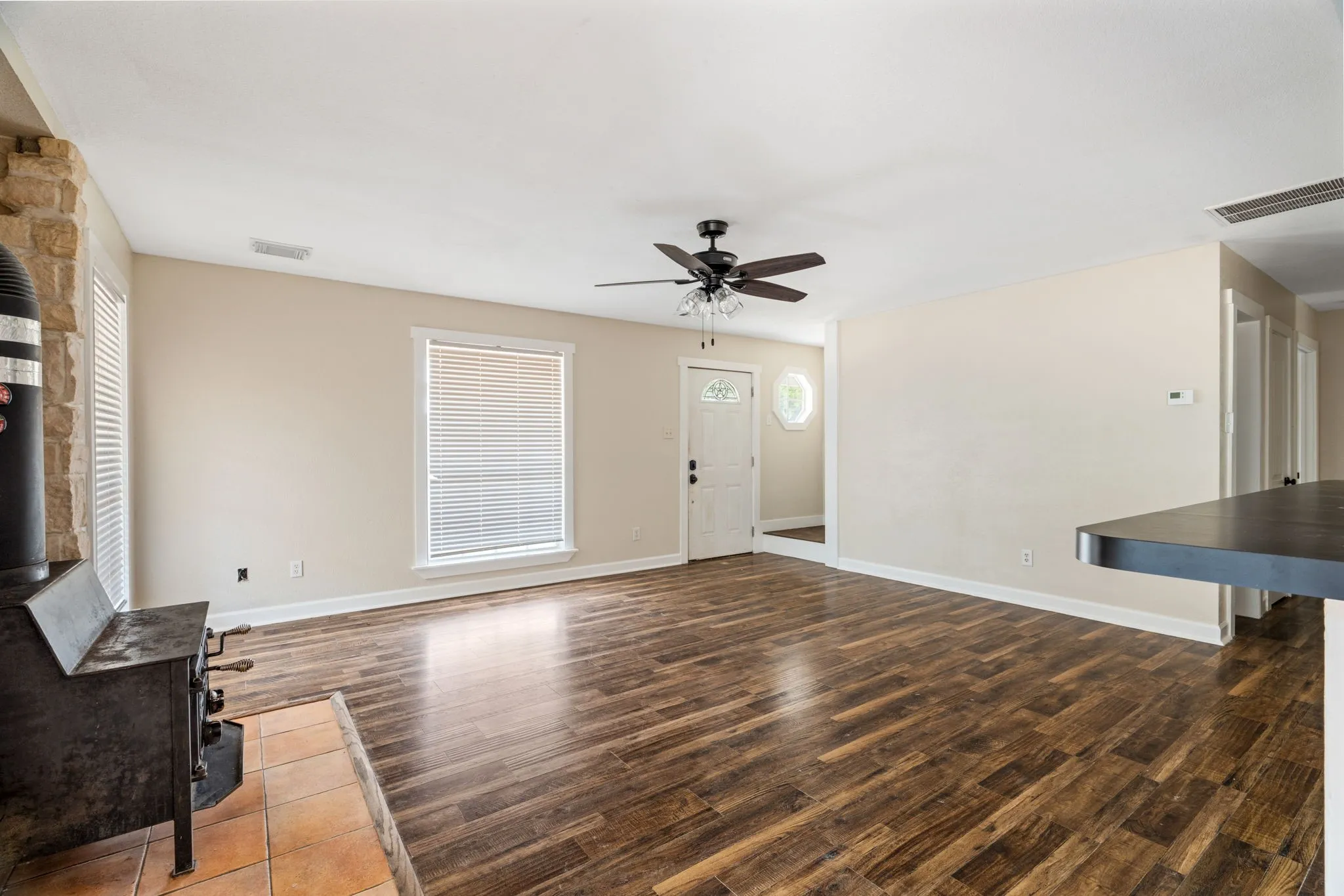 Single Family Residence For Sale in Hood County , 4600 Hunters Glen Court, Granbury, Texas 76048, 5 Bedroom, 4 Bathroom, Garage spaces, 2,376 Sqft, built in 2001, mls#21392213, Real Estate Agent in Granbury, Homes For Sale in Hood county, Homes For Sale in Granbury, Realtor in Granbury Texas, Real Estate Brokerage Independent Realty Texas, Luminita Cordes Realtor