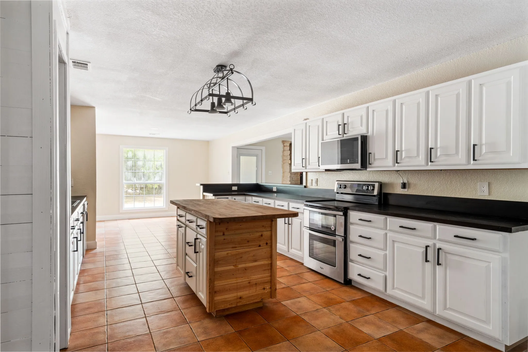 Single Family Residence For Sale in Hood County , 4600 Hunters Glen Court, Granbury, Texas 76048, 5 Bedroom, 4 Bathroom, Garage spaces, 2,376 Sqft, built in 2001, mls#21392213, Real Estate Agent in Granbury, Homes For Sale in Hood county, Homes For Sale in Granbury, Realtor in Granbury Texas, Real Estate Brokerage Independent Realty Texas, Luminita Cordes Realtor