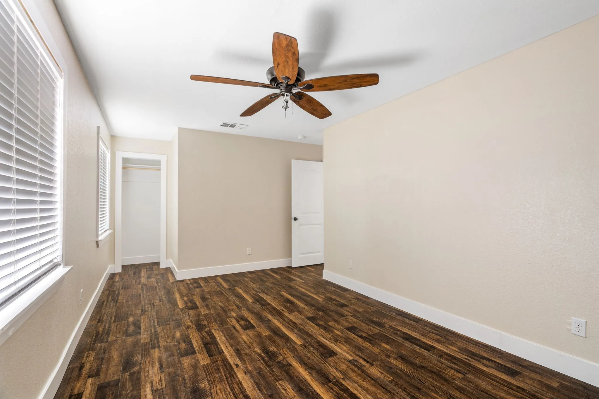 Single Family Residence For Sale in Hood County , 4600 Hunters Glen Court, Granbury, Texas 76048, 5 Bedroom, 4 Bathroom, Garage spaces, 2,376 Sqft, built in 2001, mls#21392213, Real Estate Agent in Granbury, Homes For Sale in Hood county, Homes For Sale in Granbury, Realtor in Granbury Texas, Real Estate Brokerage Independent Realty Texas, Luminita Cordes Realtor