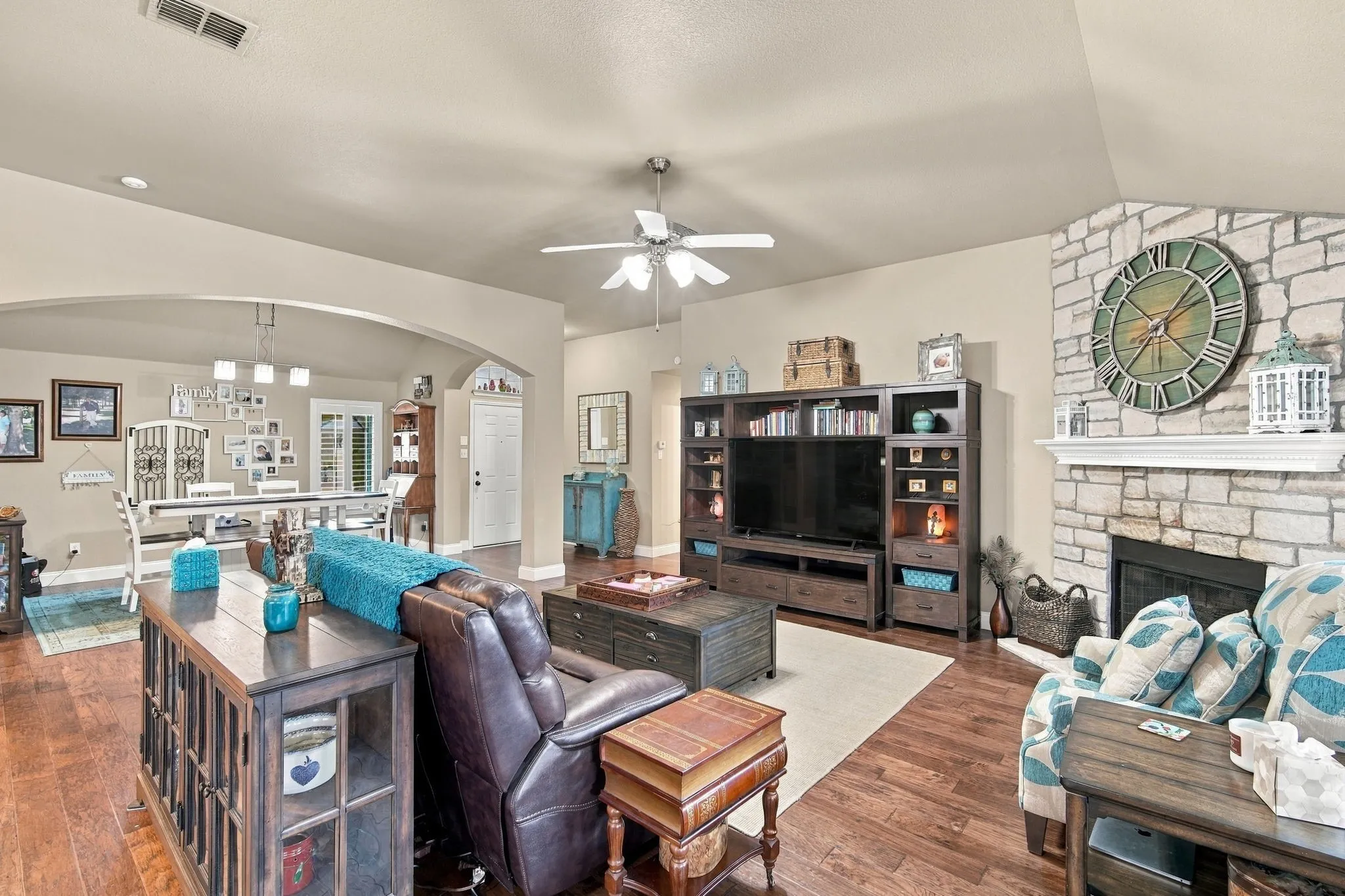Single Family Residence For Sale in Ellis County , 501 Branchwood Drive, Midlothian, Texas 76065, 3 Bedroom, 2 Bathroom, 2 Garage spaces, 1,872 Sqft, built in 2005, mls#21385335, Real Estate Agent in Midlothian, Homes For Sale in Ellis county, Homes For Sale in Midlothian, Realtor in Midlothian Texas, Real Estate Brokerage Independent Realty Texas, Luminita Cordes Realtor