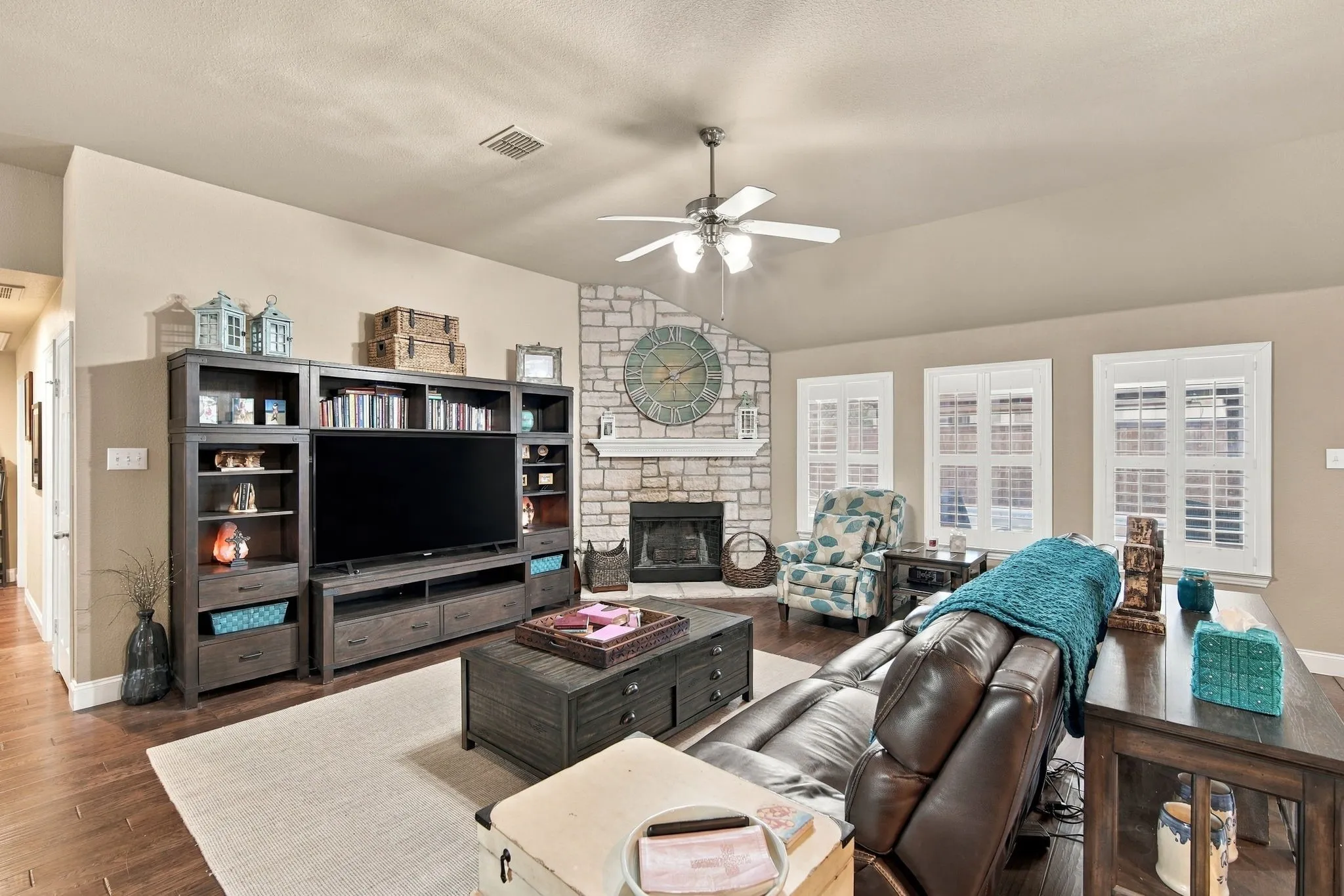 Single Family Residence For Sale in Ellis County , 501 Branchwood Drive, Midlothian, Texas 76065, 3 Bedroom, 2 Bathroom, 2 Garage spaces, 1,872 Sqft, built in 2005, mls#21385335, Real Estate Agent in Midlothian, Homes For Sale in Ellis county, Homes For Sale in Midlothian, Realtor in Midlothian Texas, Real Estate Brokerage Independent Realty Texas, Luminita Cordes Realtor