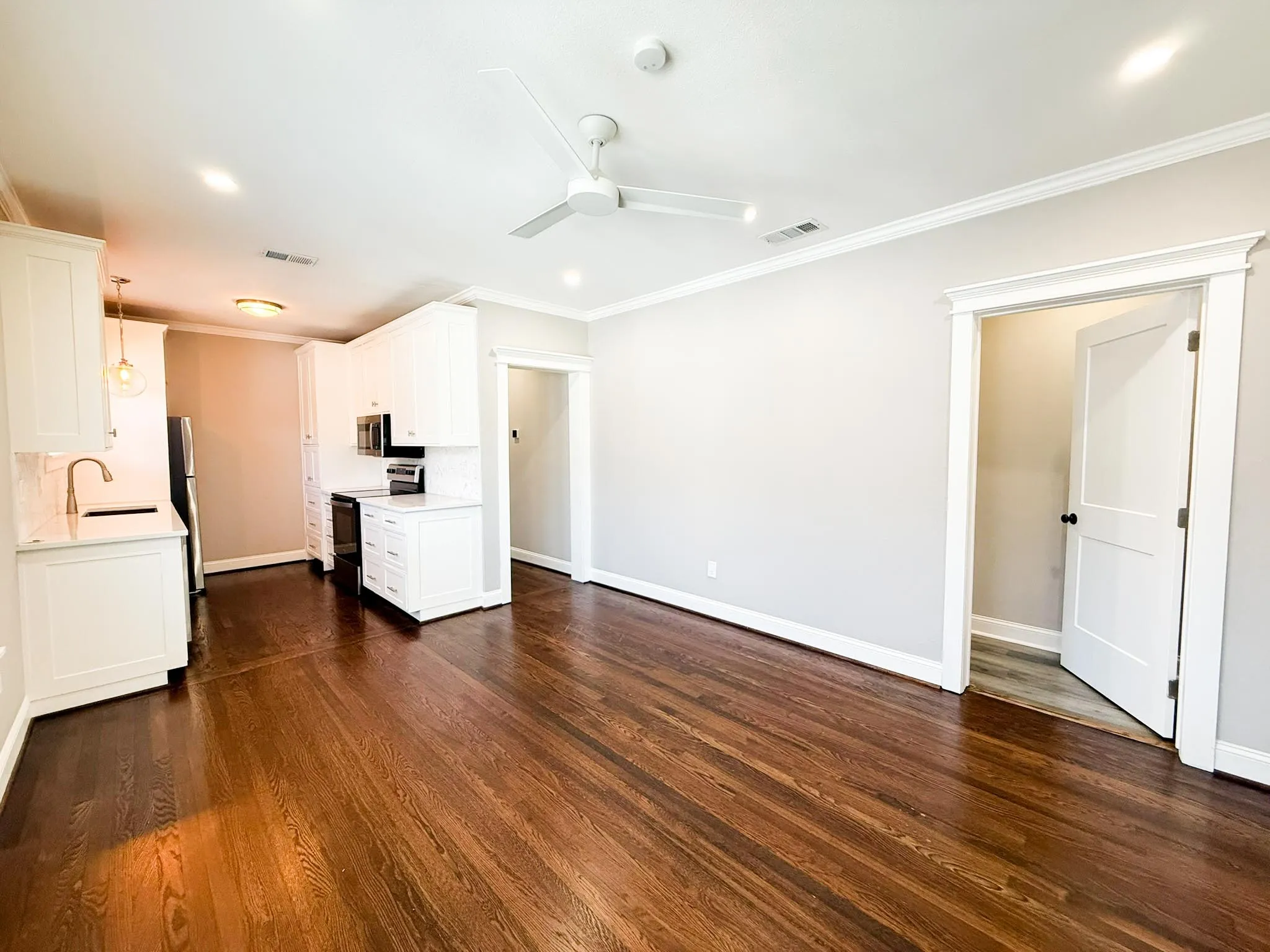 Quadruplex For Rent in Dallas County , 4114 Junius Street B, Dallas, Texas 75246, 1 Bedroom, 1 Bathroom, Garage spaces, 1,042 Sqft, built in 1924, mls#21401068, Real Estate Agent in Dallas, Homes For Rent in Dallas county, Homes For Rent in Dallas, Realtor in Dallas Texas, Real Estate Brokerage Independent Realty Texas, Luminita Cordes Realtor
