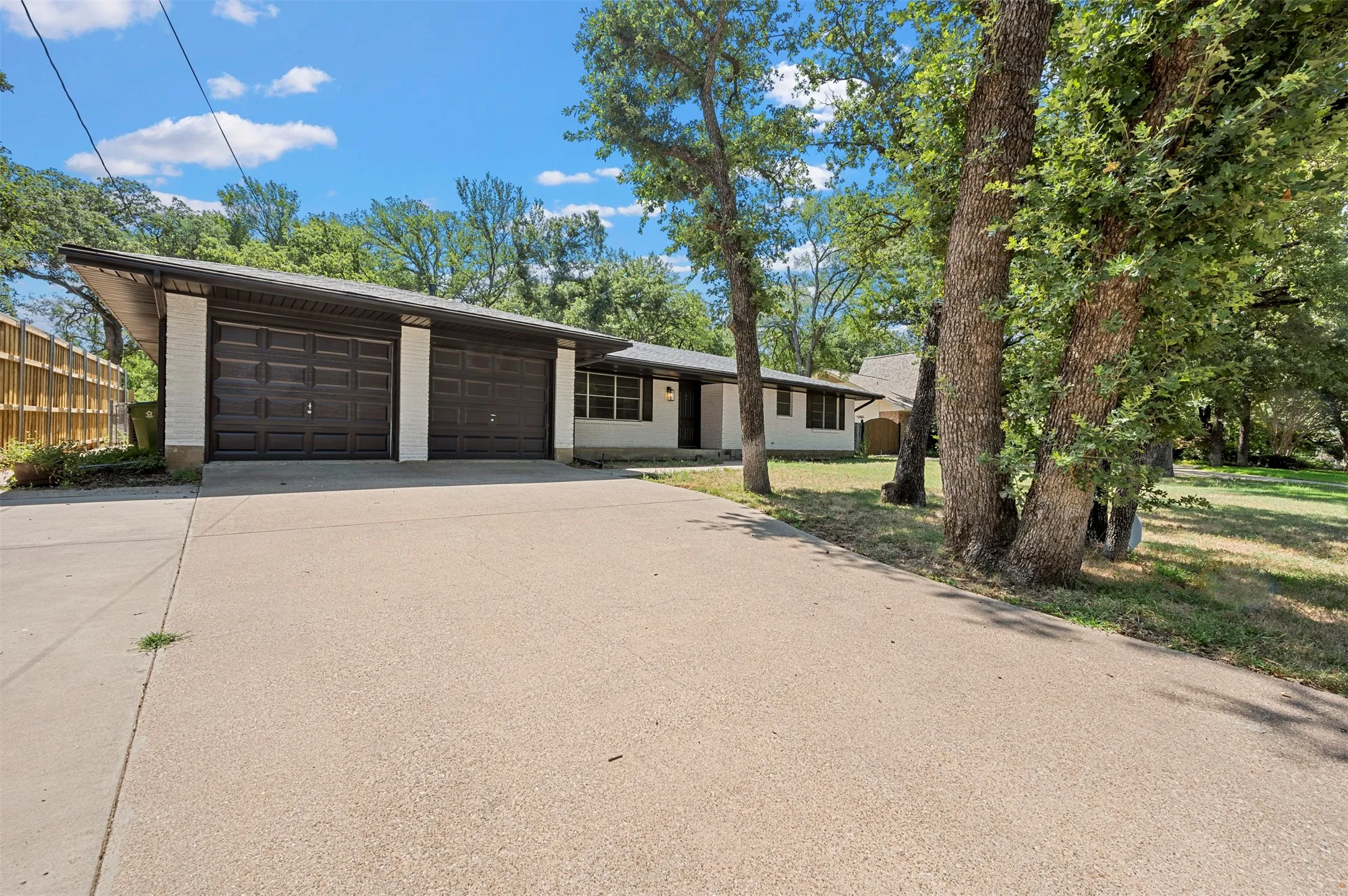 Single Family Residence For Rent in Tarrant County , 1444 Cimarron Trail, Hurst, Texas 76053, 3 Bedroom, 2 Bathroom, 2 Garage spaces, 1,706 Sqft, built in 1961, mls#21401074, Real Estate Agent in Hurst, Homes For Rent in Tarrant county, Homes For Rent in Hurst, Realtor in Hurst Texas, Real Estate Brokerage Independent Realty Texas, Luminita Cordes Realtor