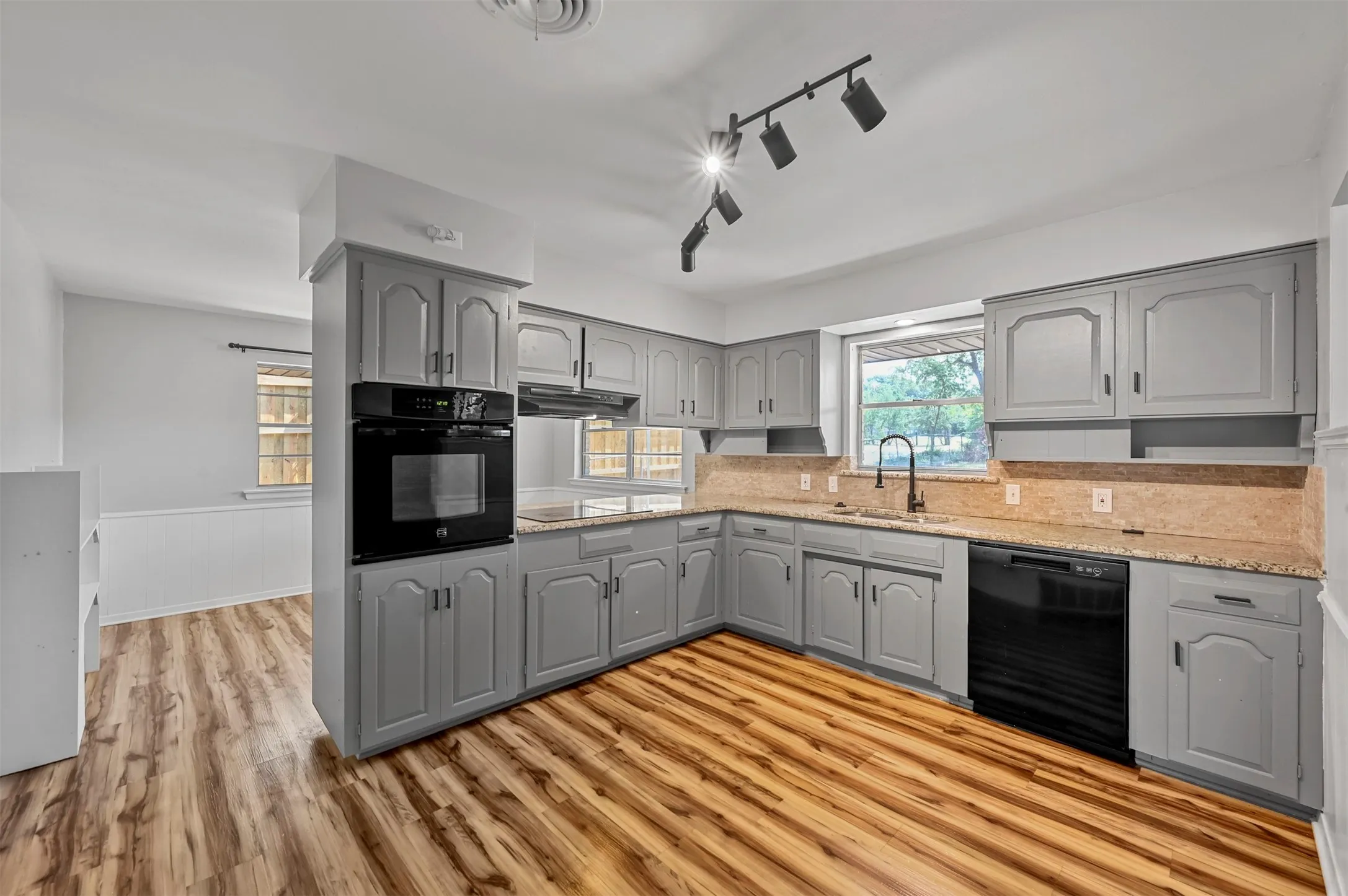 Single Family Residence For Rent in Tarrant County , 1444 Cimarron Trail, Hurst, Texas 76053, 3 Bedroom, 2 Bathroom, 2 Garage spaces, 1,706 Sqft, built in 1961, mls#21401074, Real Estate Agent in Hurst, Homes For Rent in Tarrant county, Homes For Rent in Hurst, Realtor in Hurst Texas, Real Estate Brokerage Independent Realty Texas, Luminita Cordes Realtor